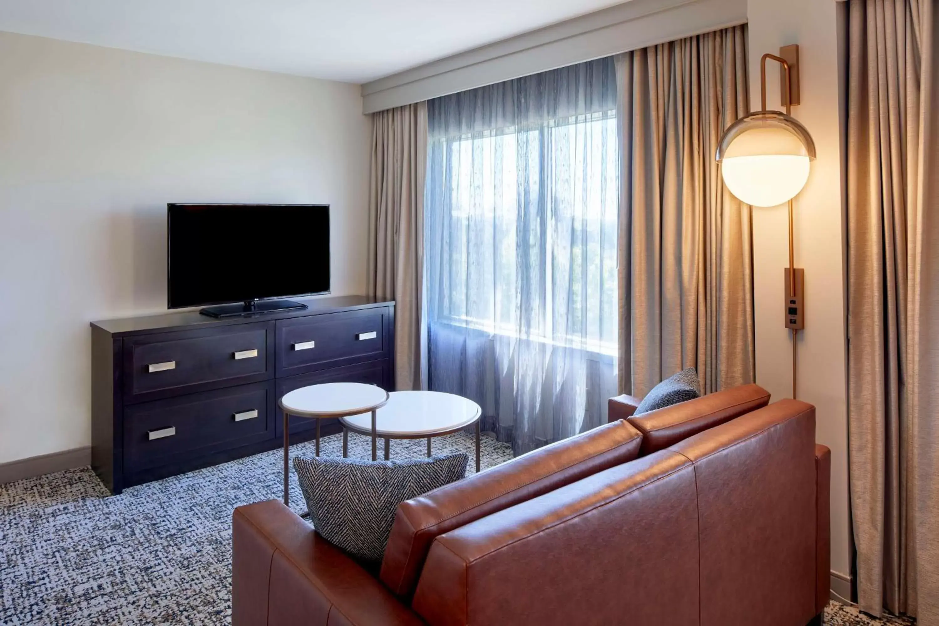 Living room, Seating Area in DoubleTree by Hilton Atlanta/Roswell - Alpharetta Area