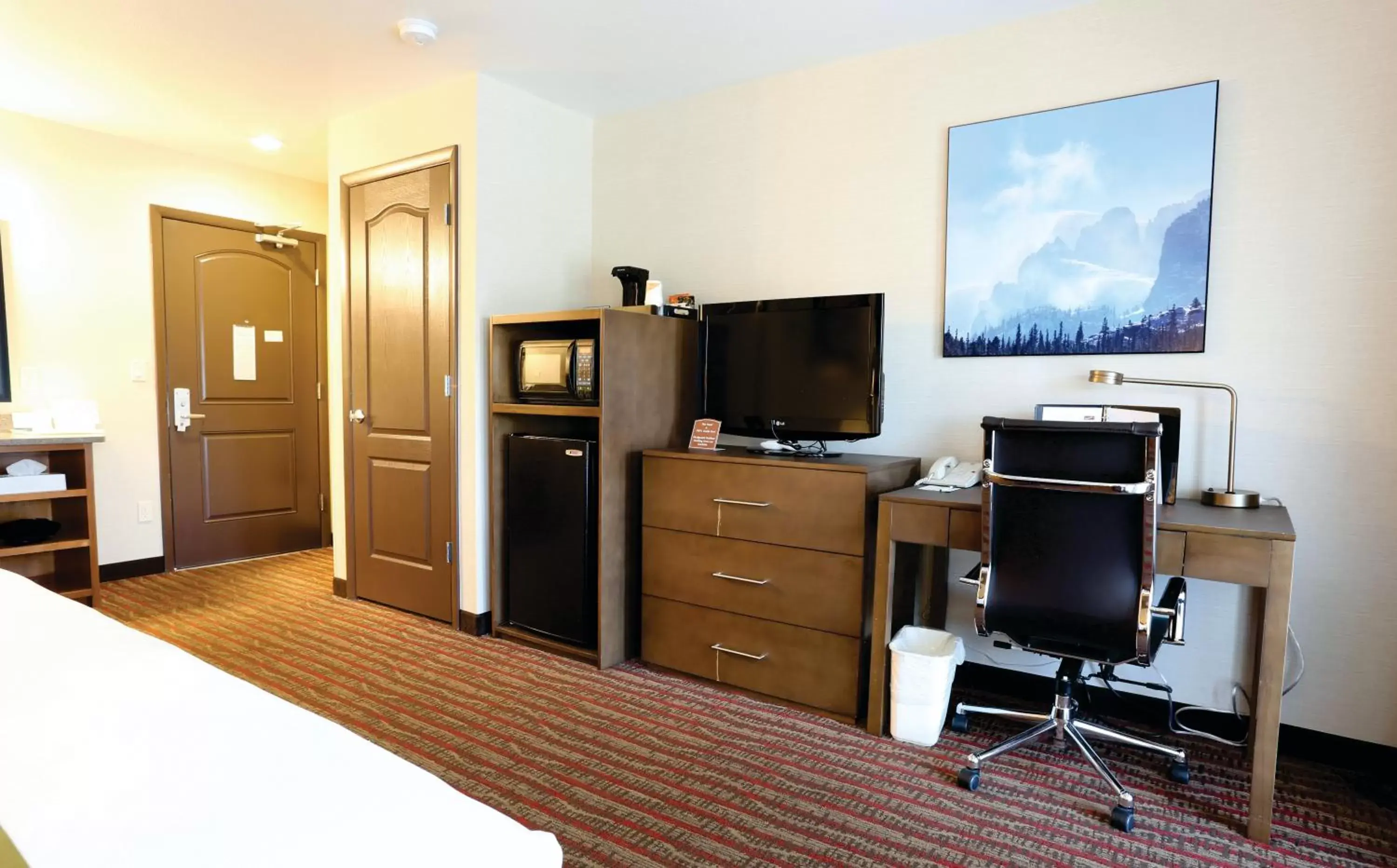 Photo of the whole room, TV/Entertainment Center in Quality Inn near Rocky Mountain National Park