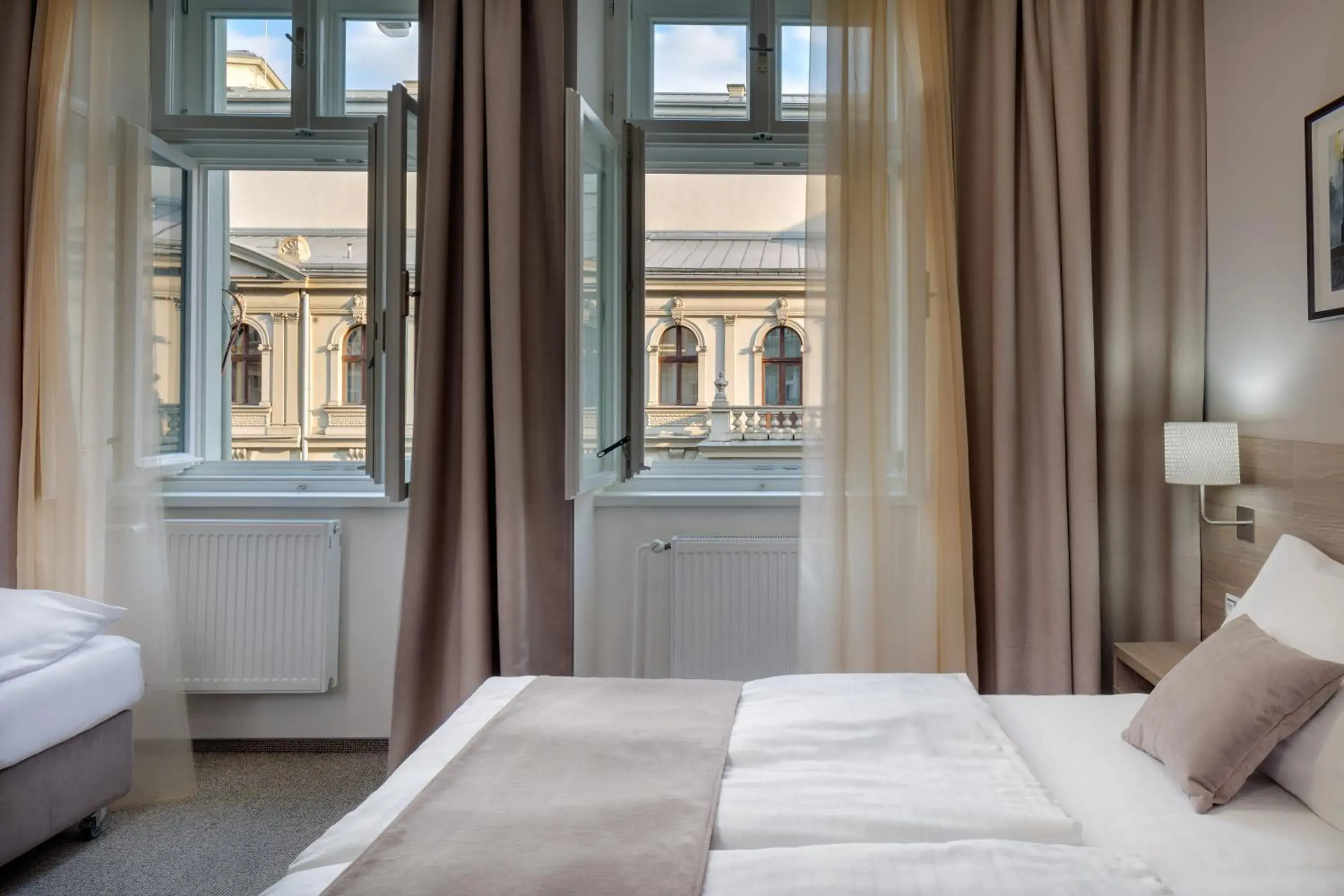 City view, Bed in Hotel Florenc