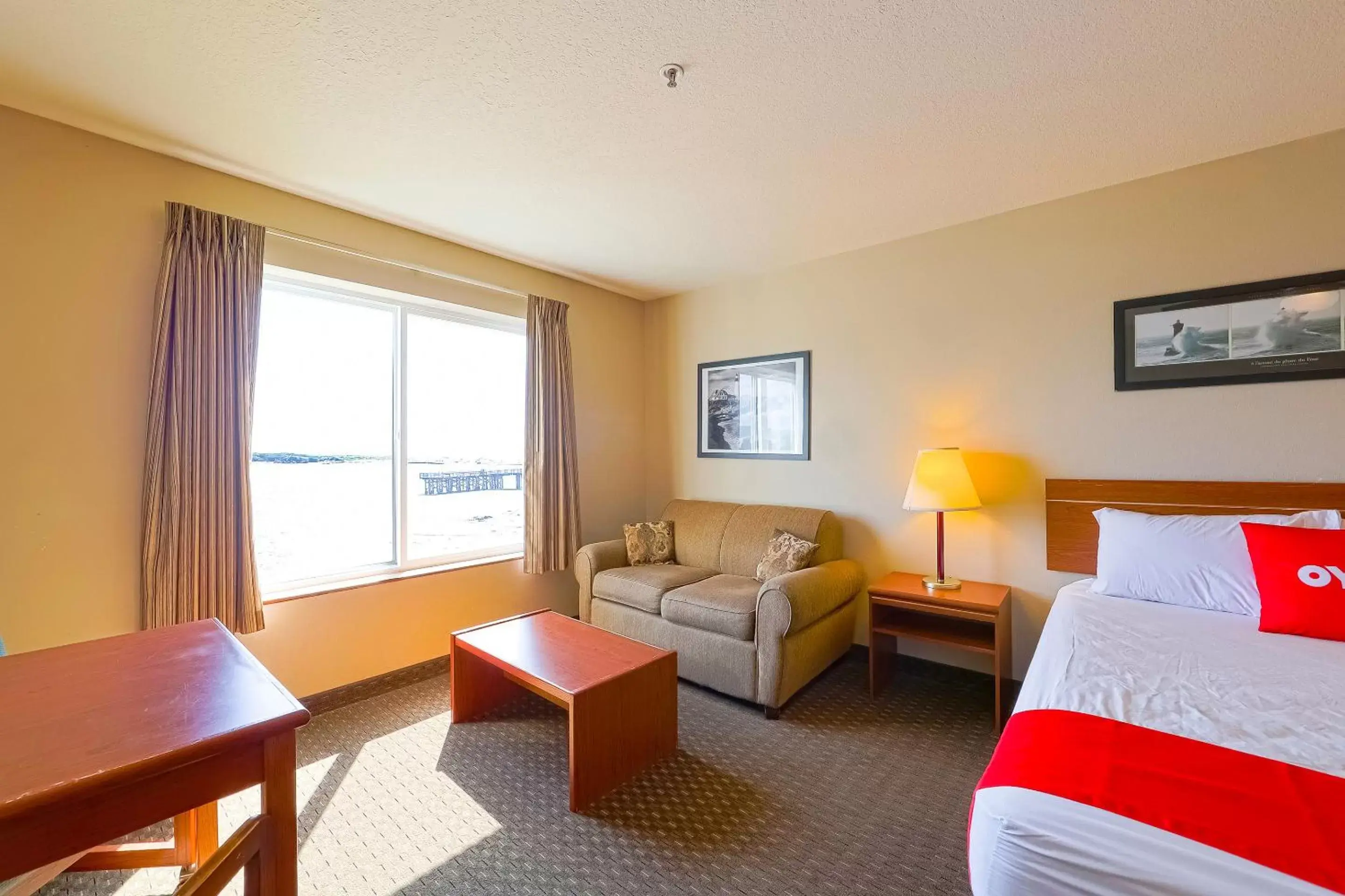 Bedroom in Siletz Bay Beachfront Hotel by OYO Lincoln City