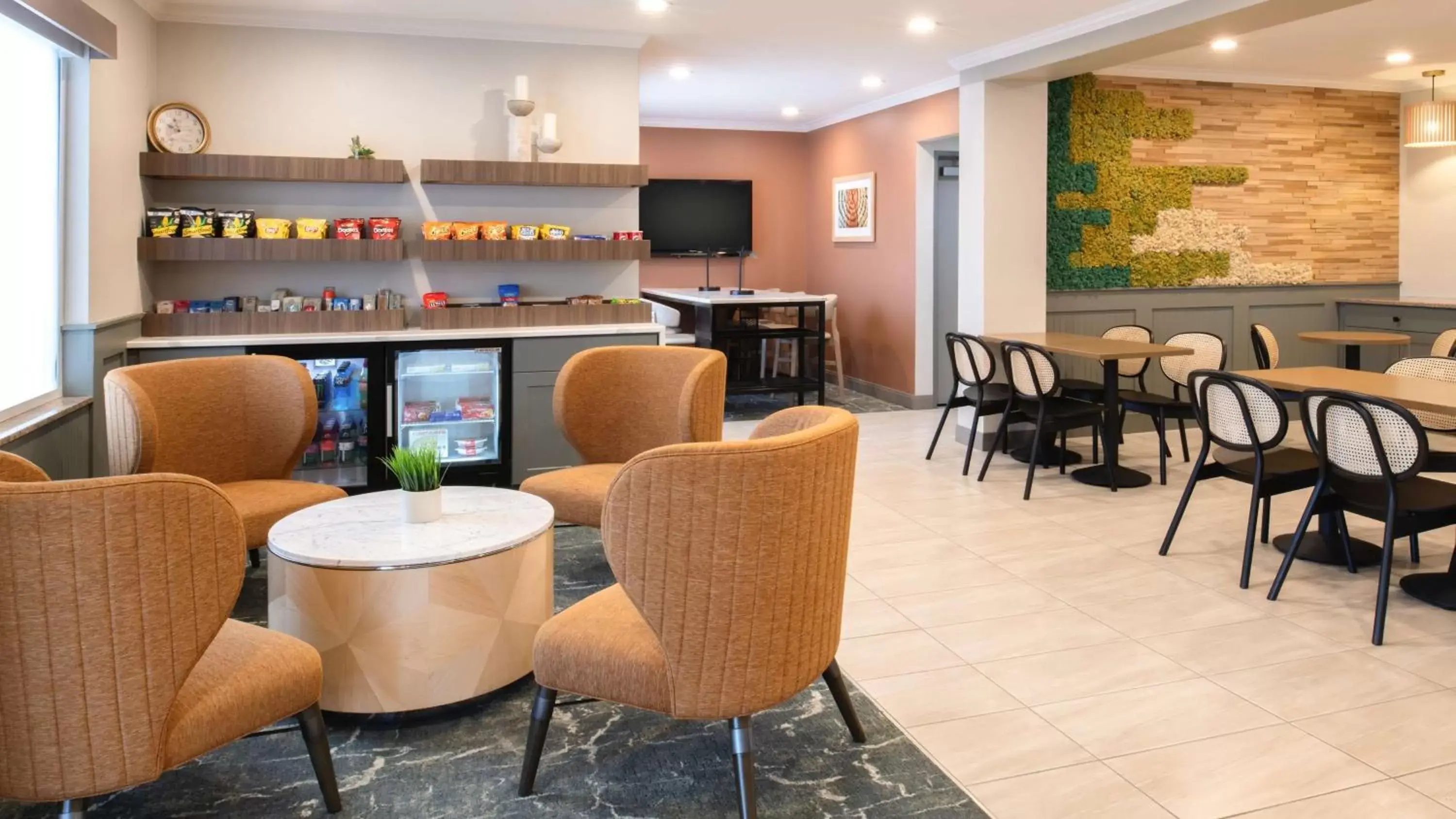 Lobby or reception, Lounge/Bar in SureStay Plus Hotel by Best Western Kennewick Tri-Cities