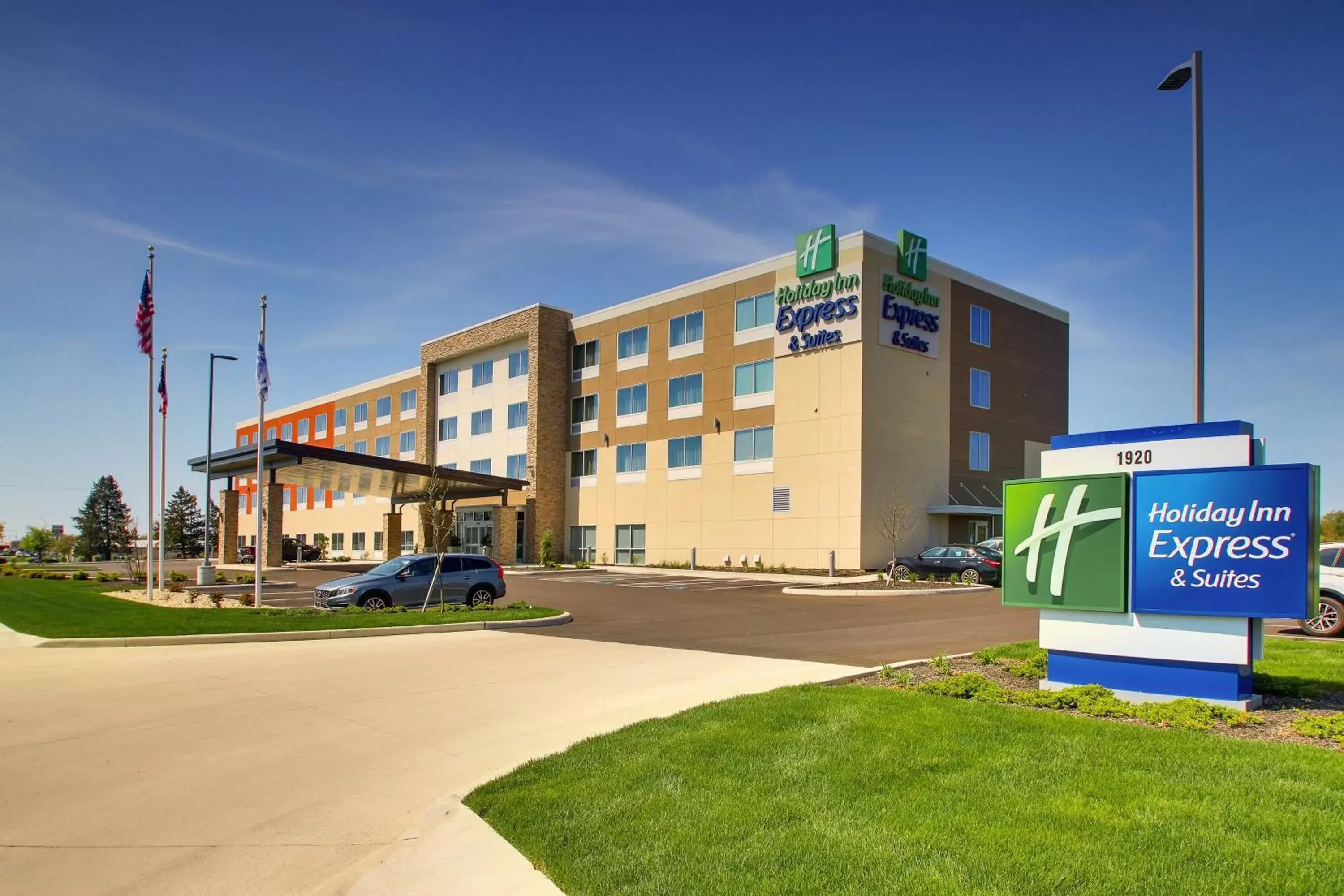 Property Building in Holiday Inn Express & Suites Findlay North, an IHG Hotel