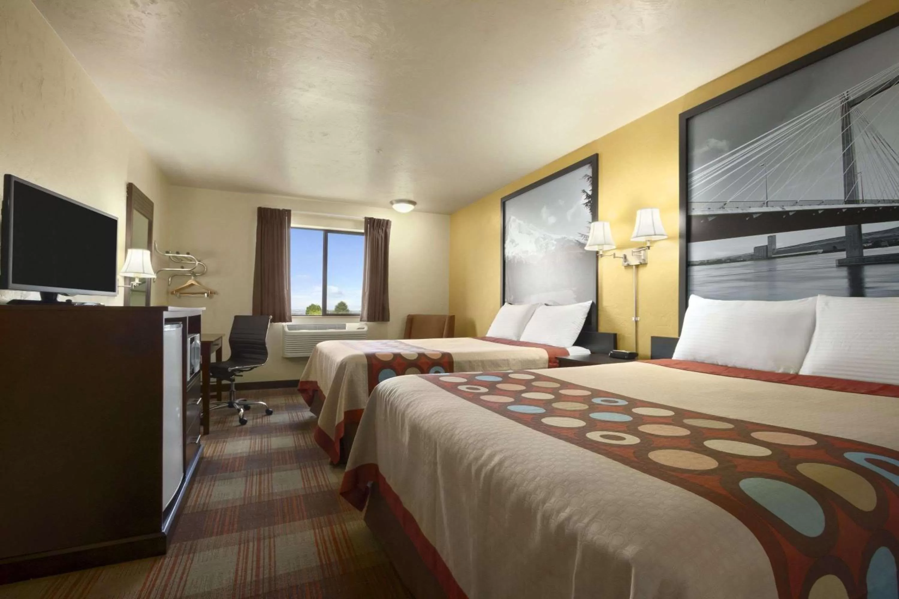 Photo of the whole room, Bed in Super 8 by Wyndham Kennewick