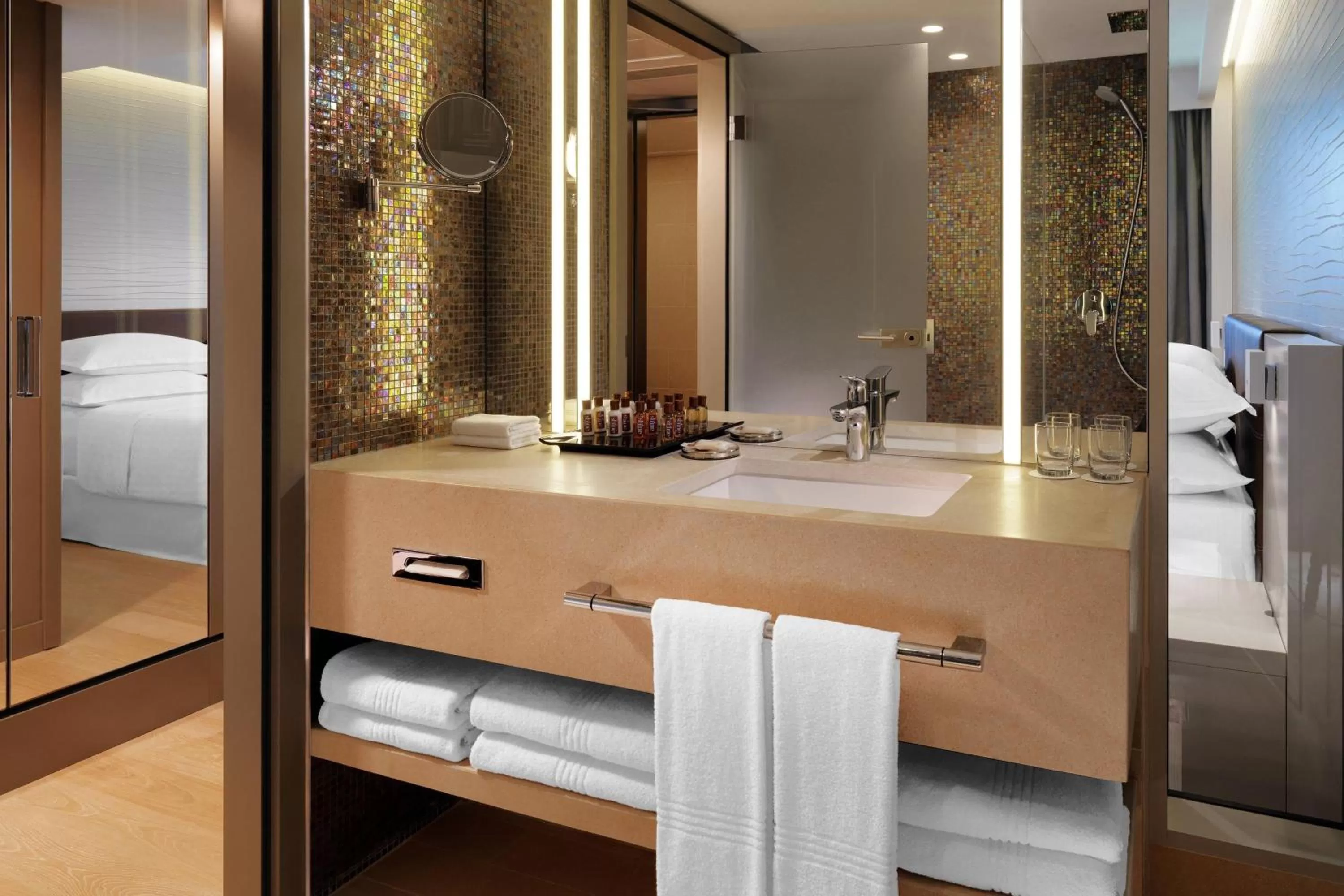 Bathroom, Bed in Sheraton Grand Tel Aviv