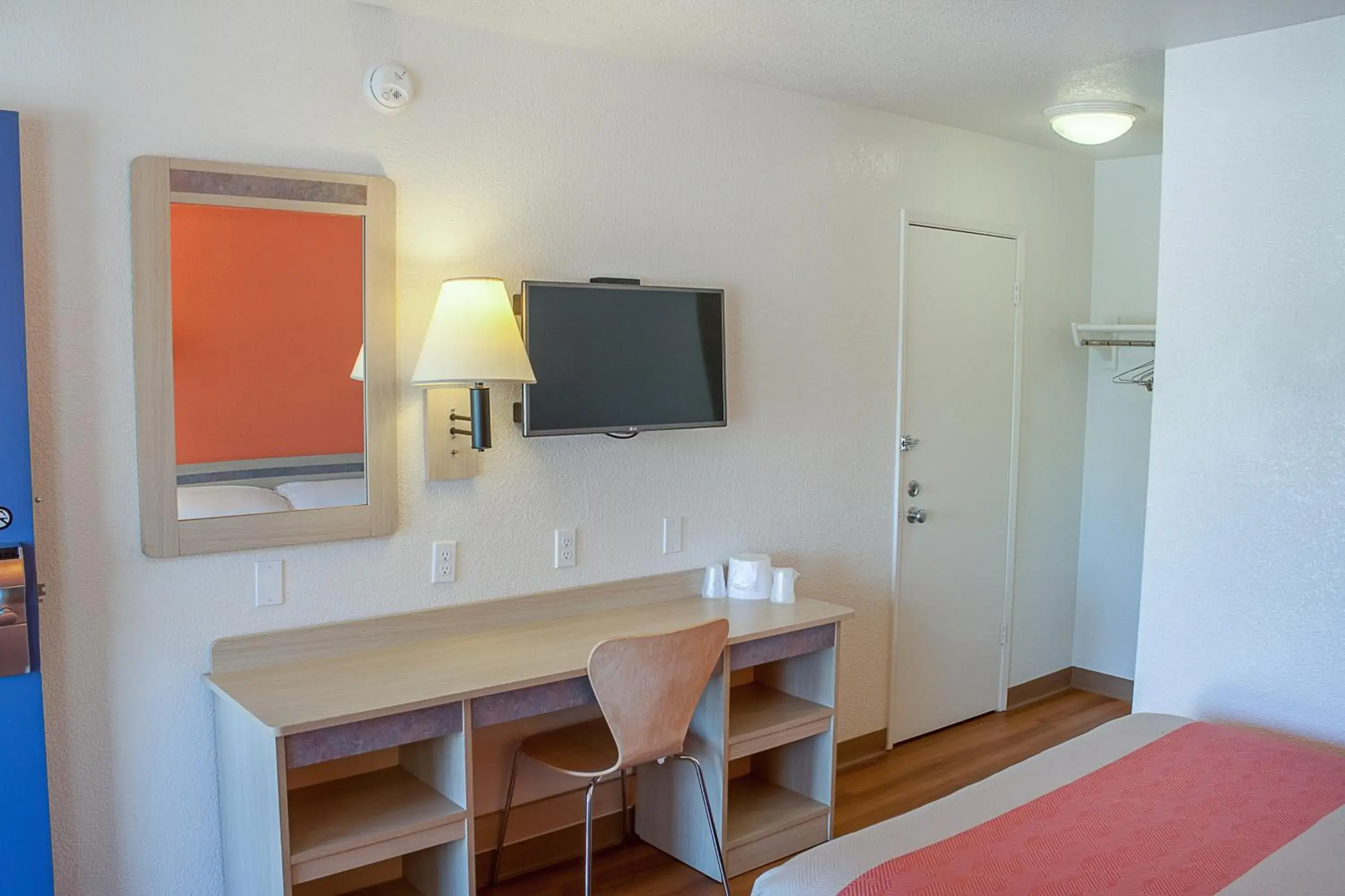 Bedroom, TV/Entertainment Center in Motel 6-Ukiah, CA