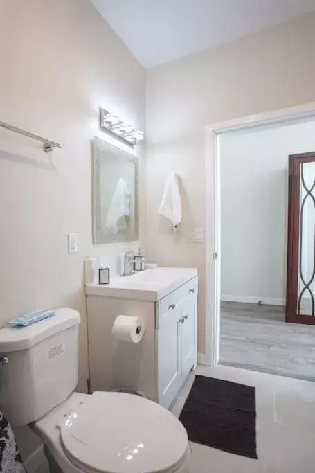 Bathroom in Next to San Diego Downtown - Cali King Size Studio