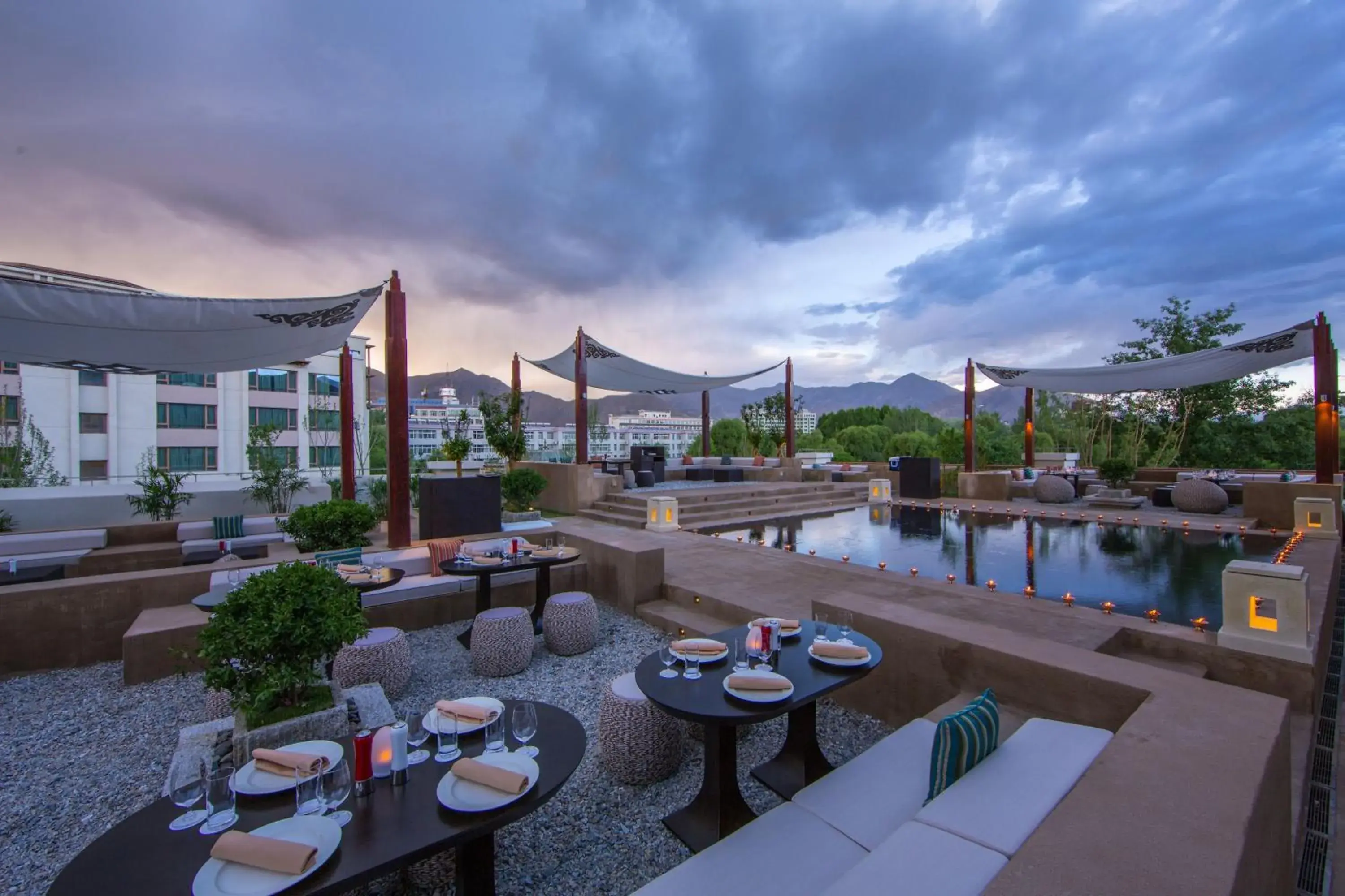 Lounge or bar in Shangri-La Lhasa