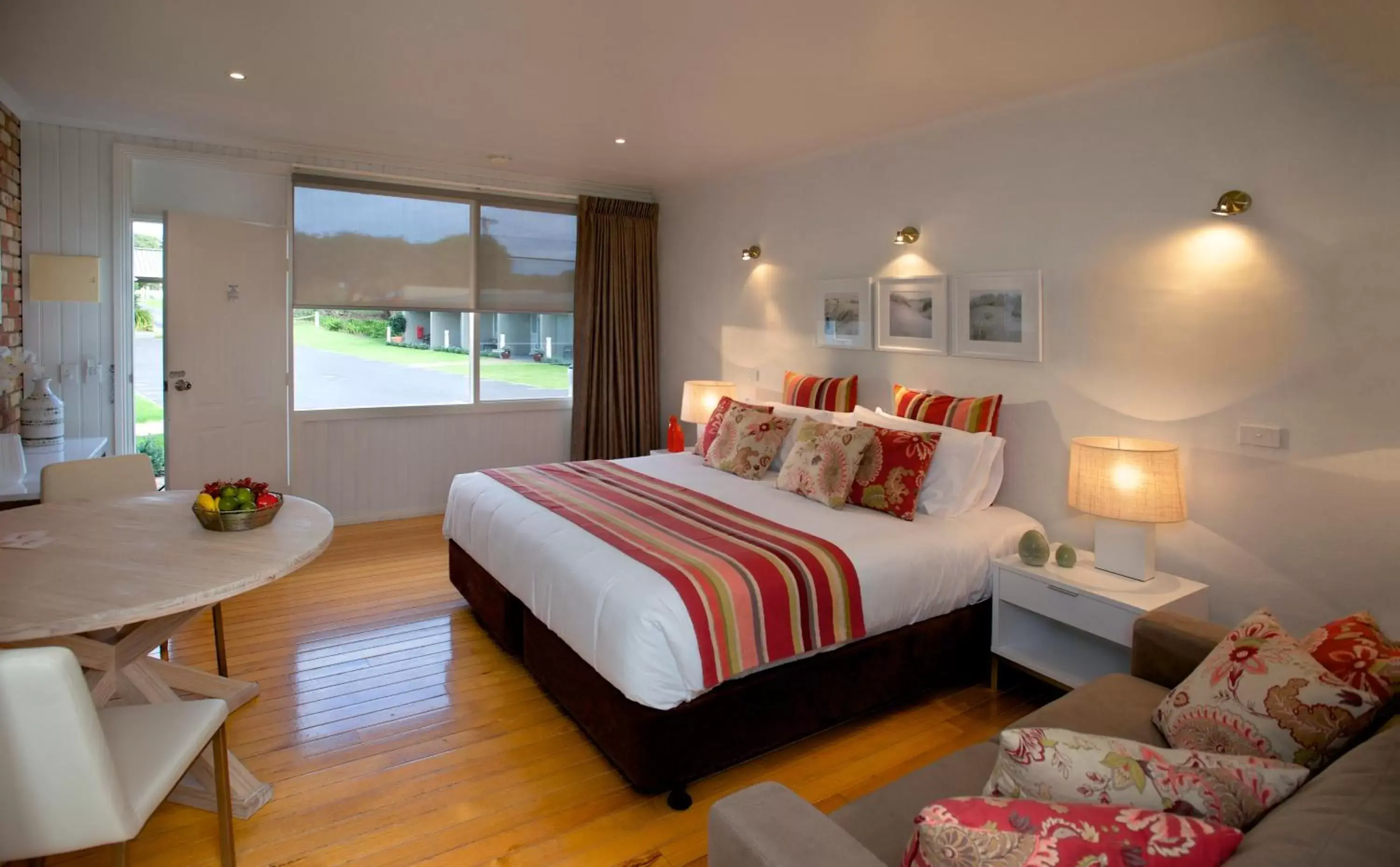 Photo of the whole room, Bed in Sorrento Beach Motel