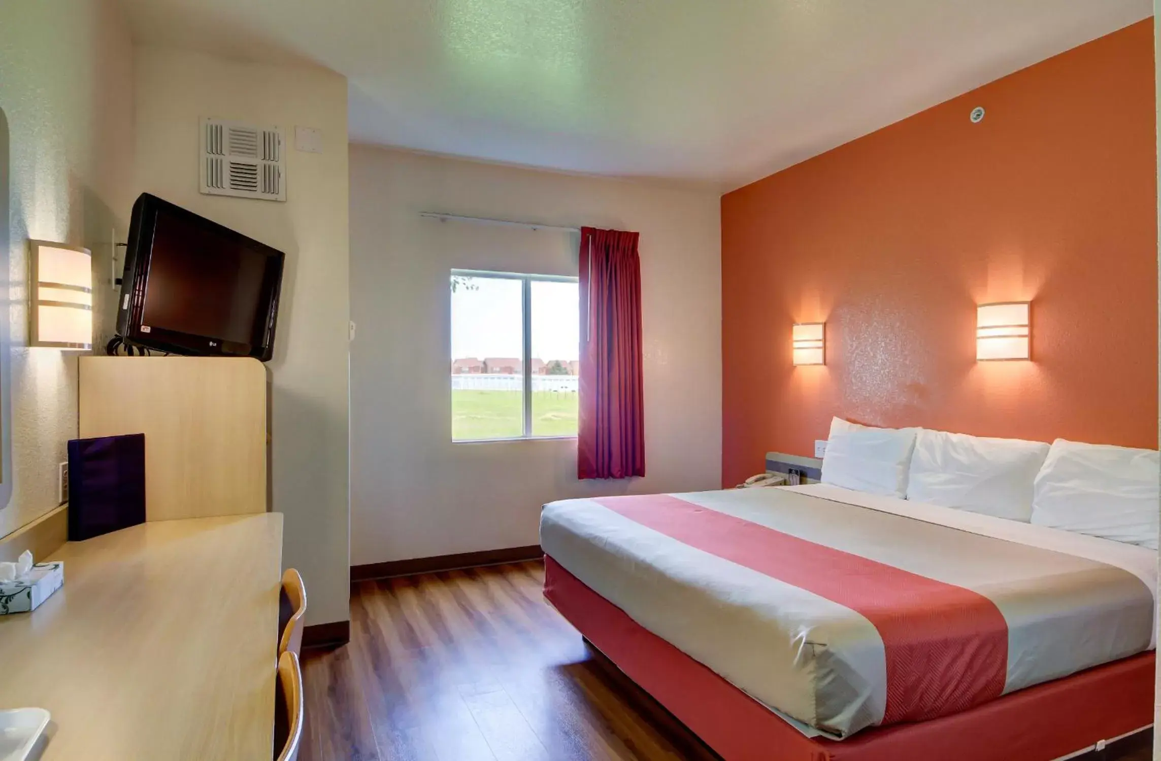 Photo of the whole room, Bed in Motel 6-El Reno, OK