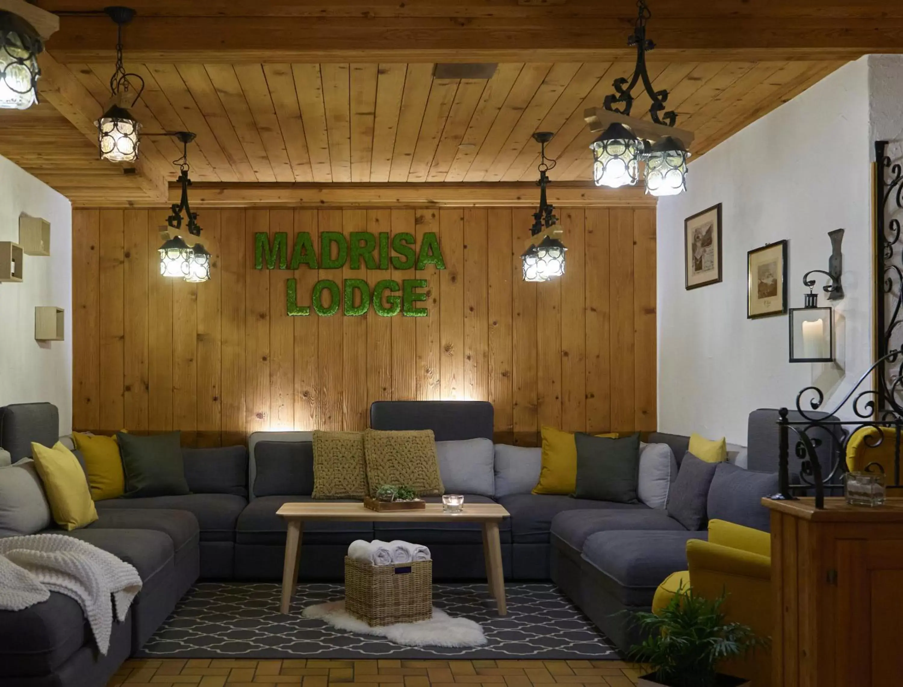 Lounge or bar, Seating Area in Madrisa Lodge
