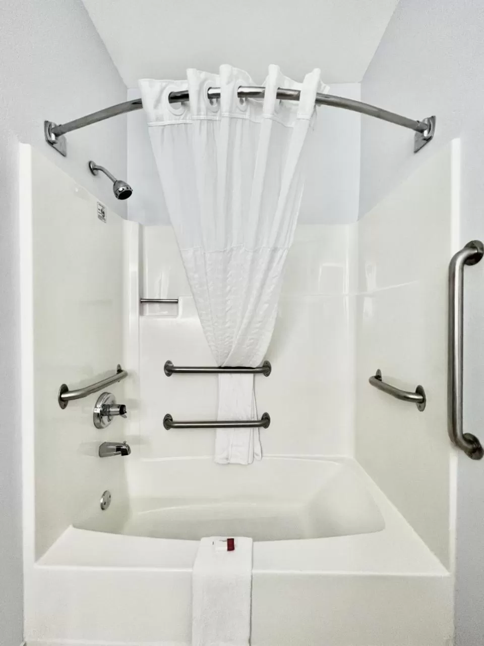 1 Queen Bed, Mobility Accessible Room, Bathtub w/ Grab Bars, Non-Smoking in AmericInn by Wyndham Quincy