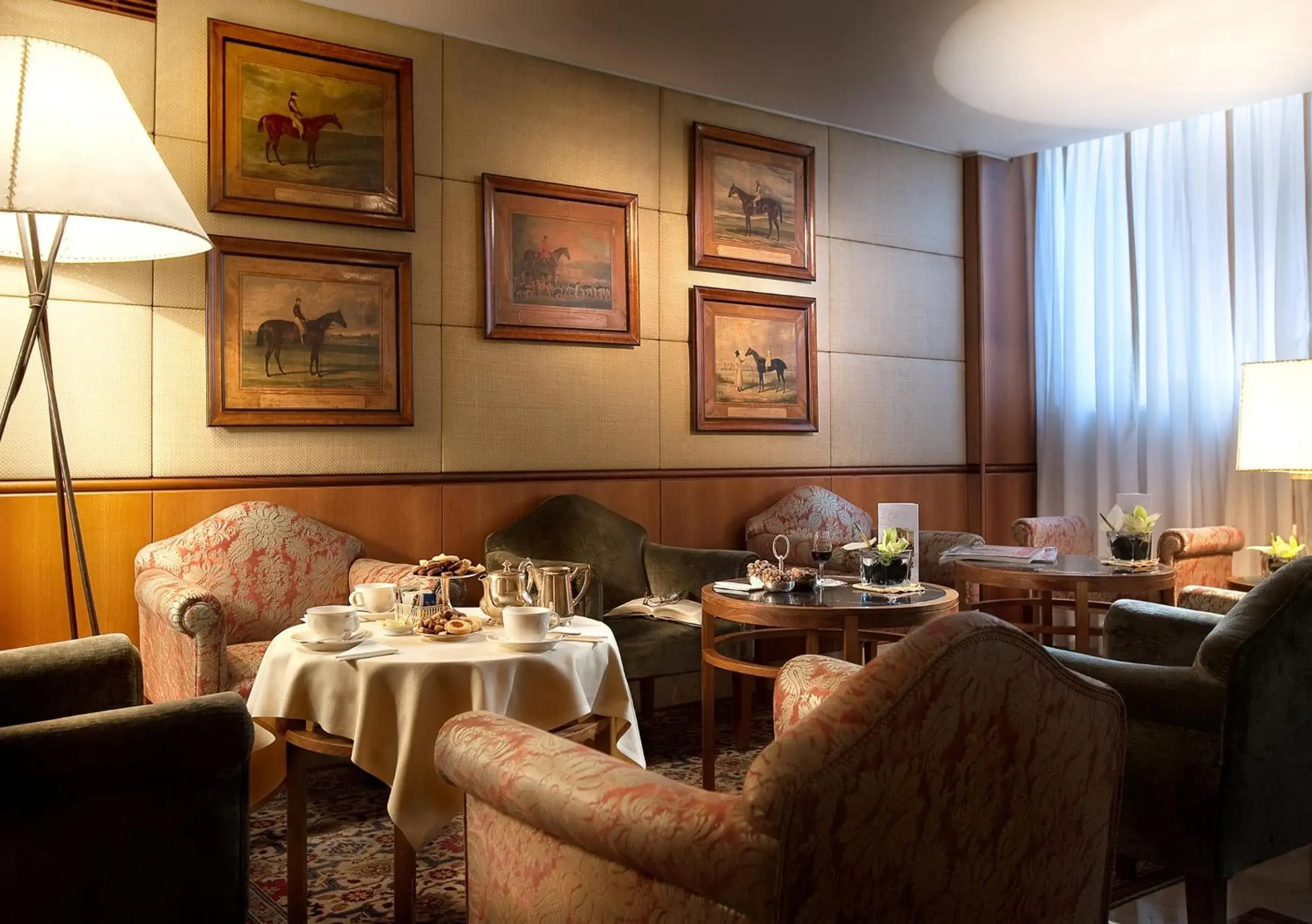 Restaurant/Places to Eat in Hotel Cavour