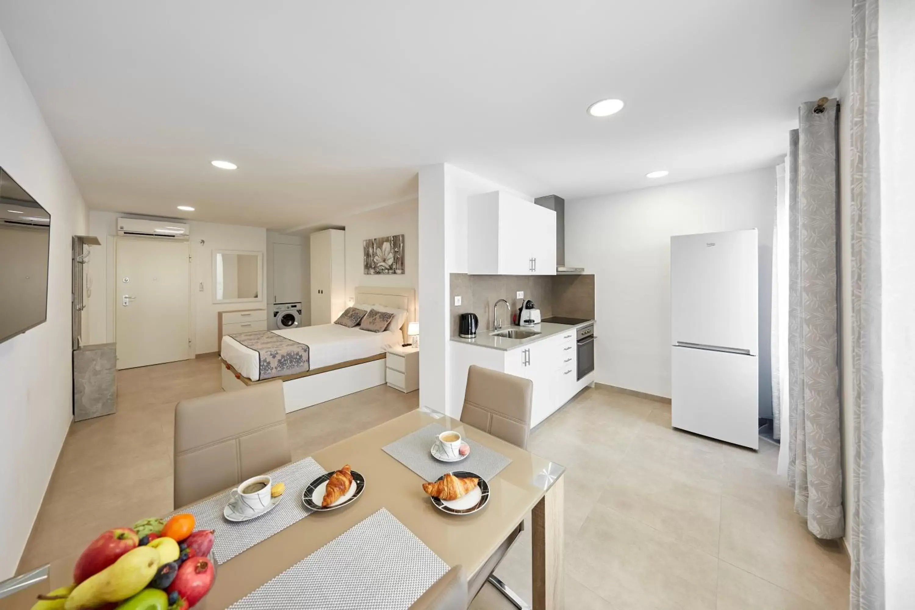 Bed, Dining Area in Sonrisa Deluxe Apartments, Levante