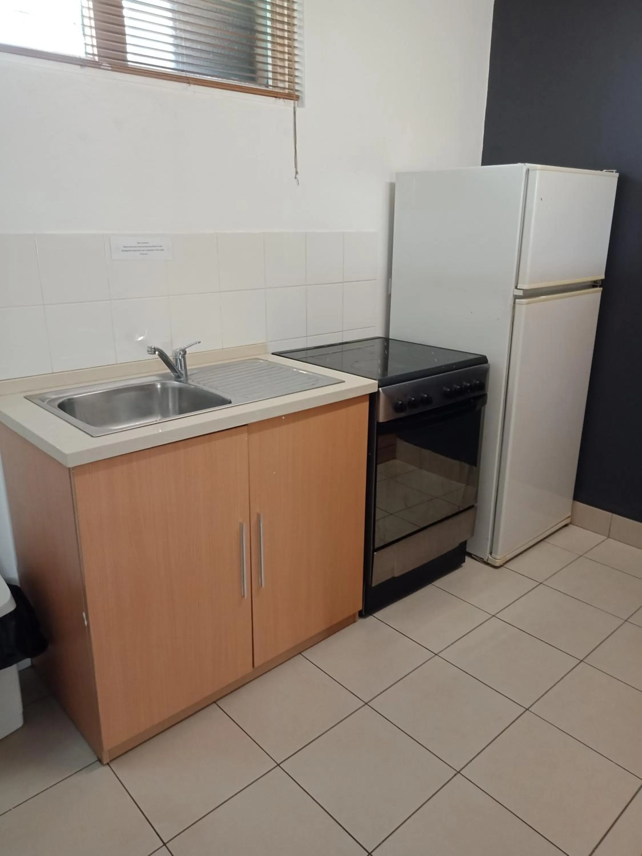 Kitchen or kitchenette in Annerley Motor Inn