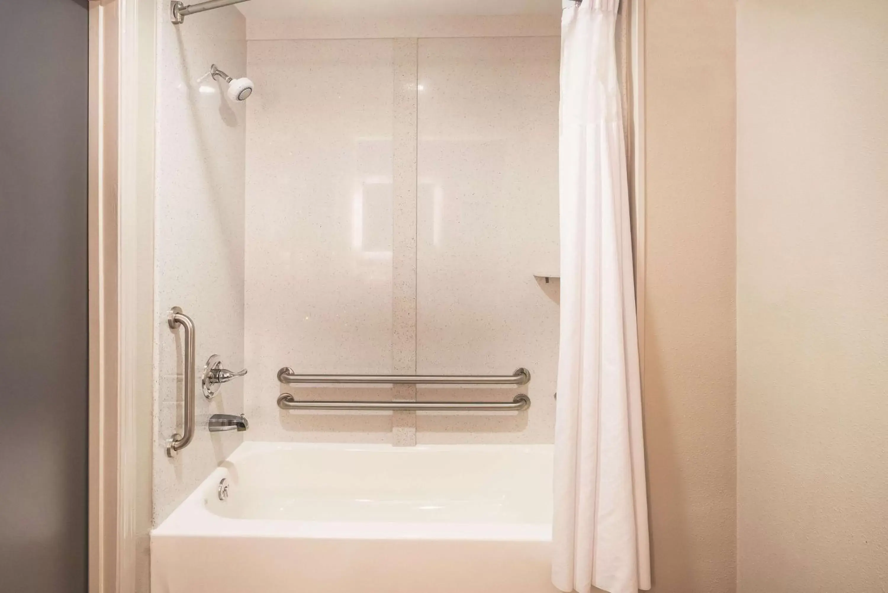 Photo of the whole room, Bathroom in La Quinta by Wyndham Chattanooga-Hamilton Place