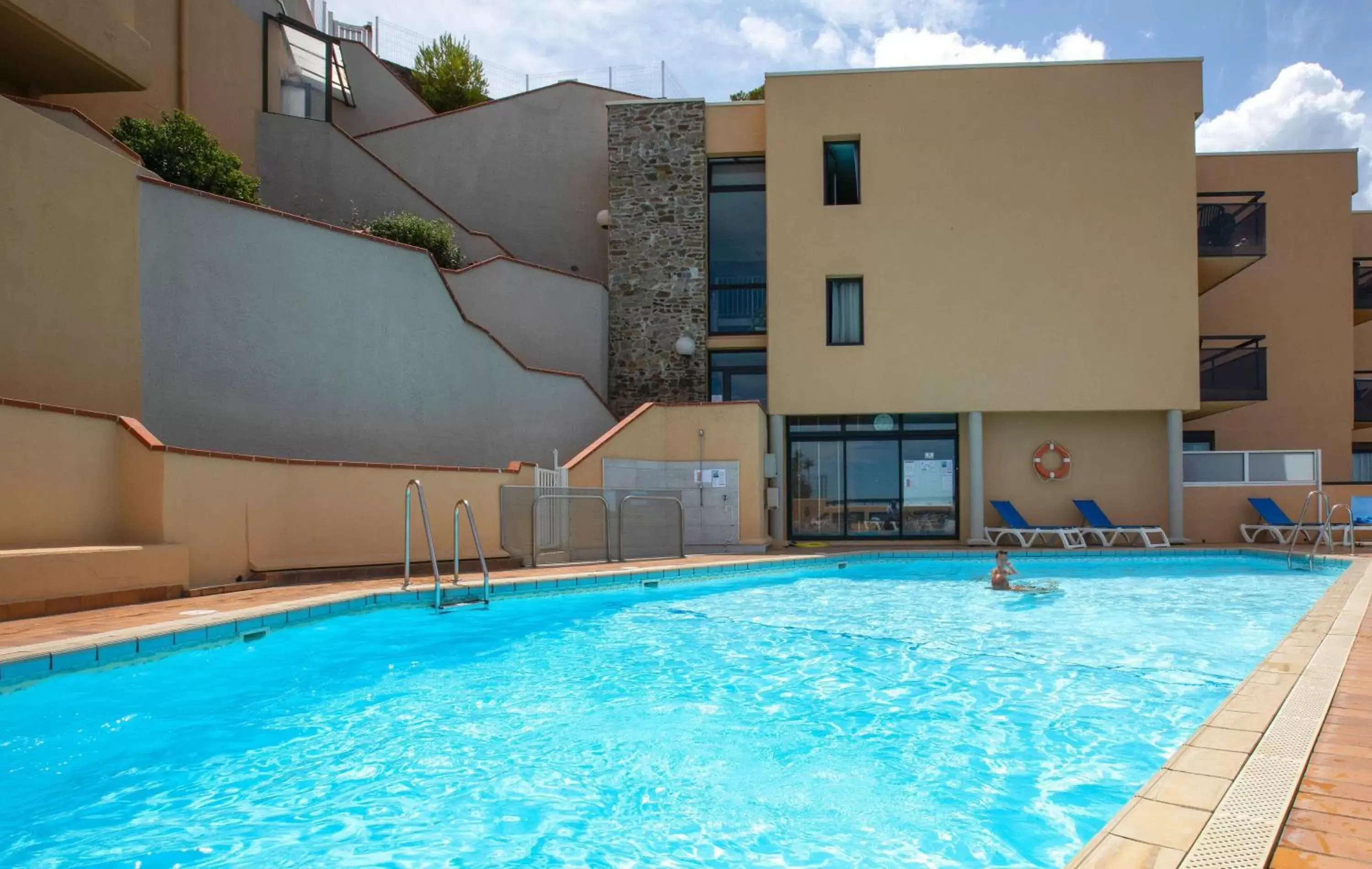 Property building, Swimming Pool in Residence Pierre & Vacances Les Balcons de Collioure