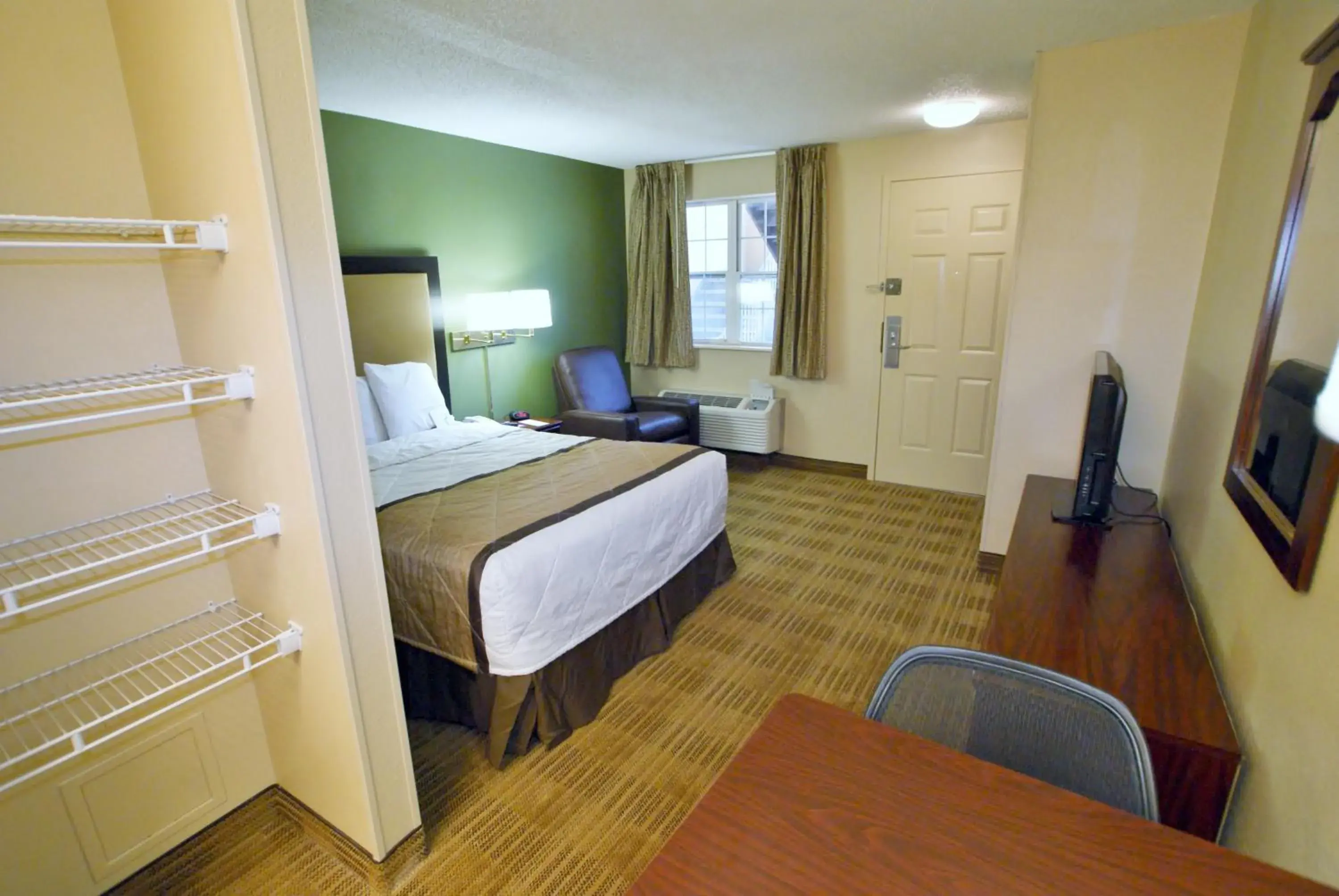 Bed in Extended Stay America Suites - St Louis - Westport - East Lackland Rd