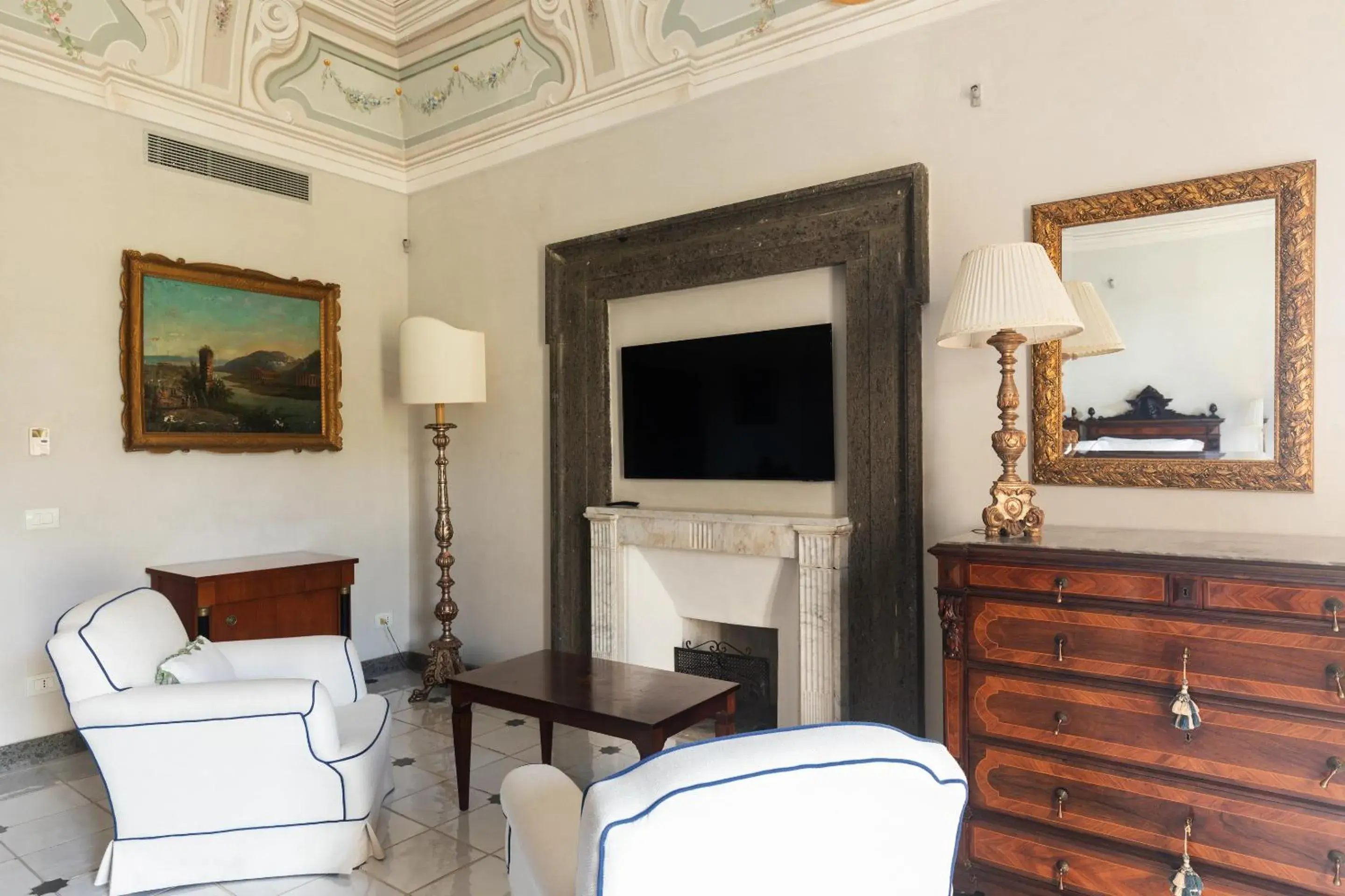 Seating area, TV/Entertainment Center in Grand Hotel Cocumella