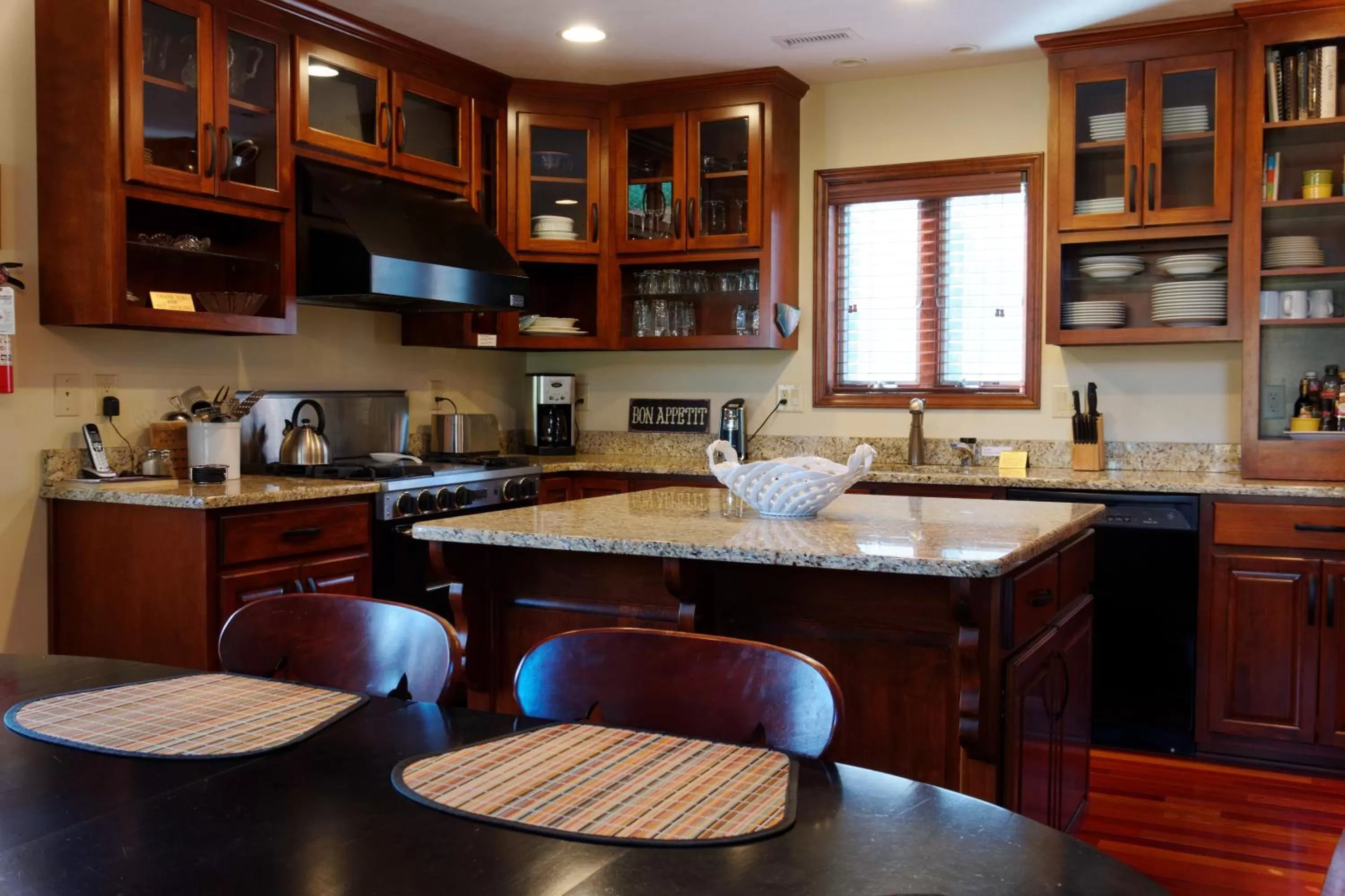 Living room, Kitchen/Kitchenette in Chetola Resort Condominiums