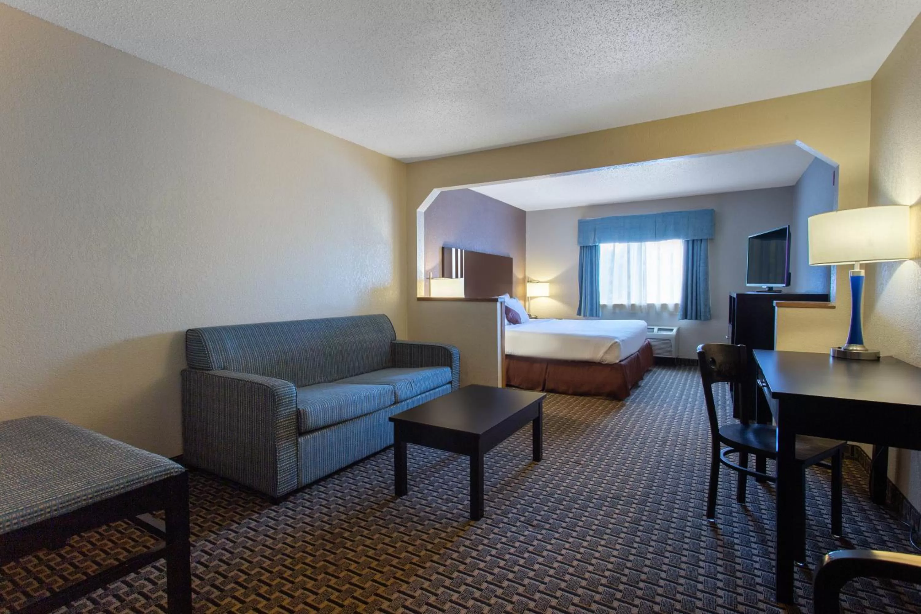 Seating area in Ramada by Wyndham Glendale Heights/Lombard