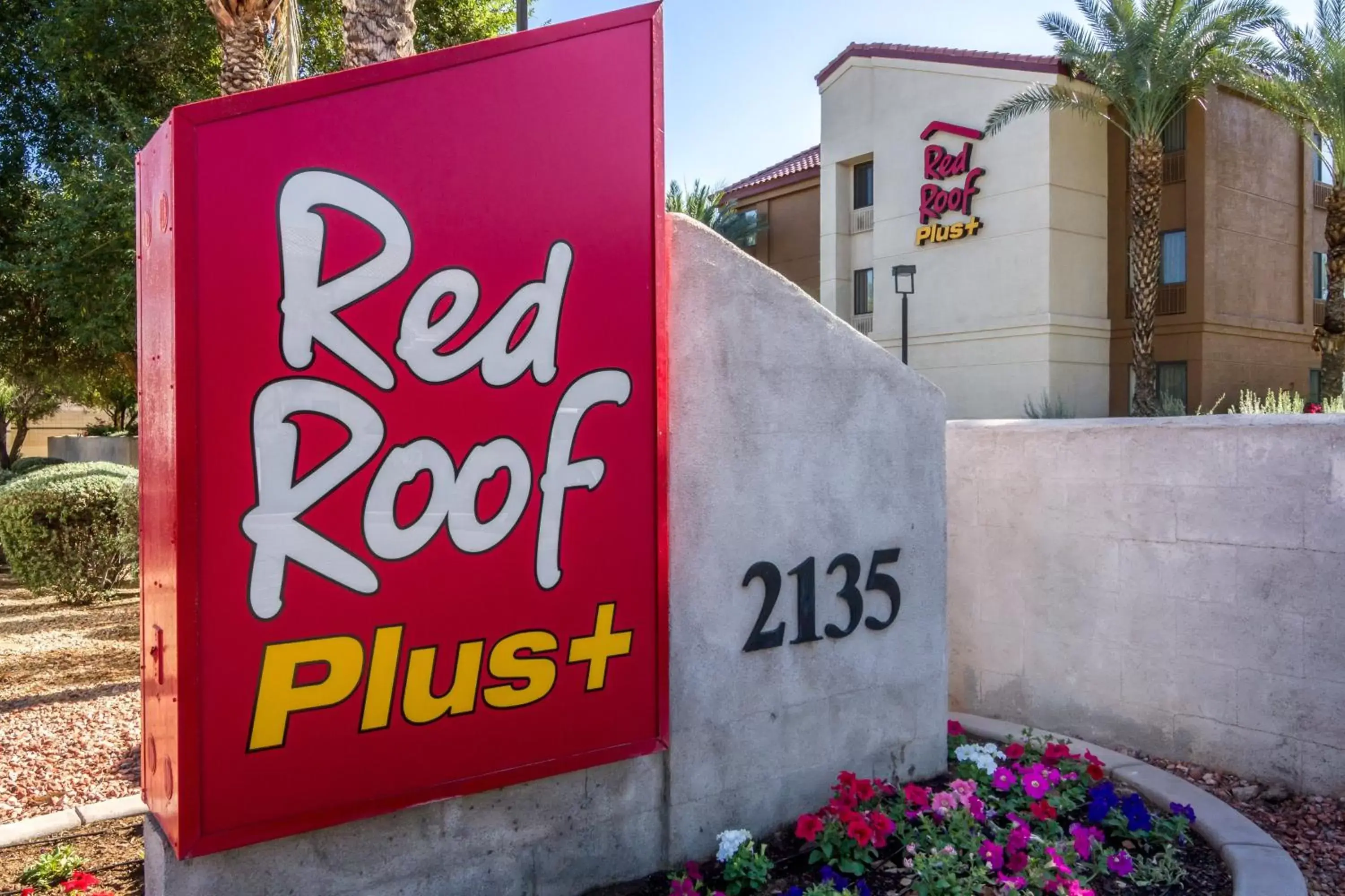 Property building, Property Logo/Sign in Red Roof Inn PLUS+ Tempe - Phoenix Airport