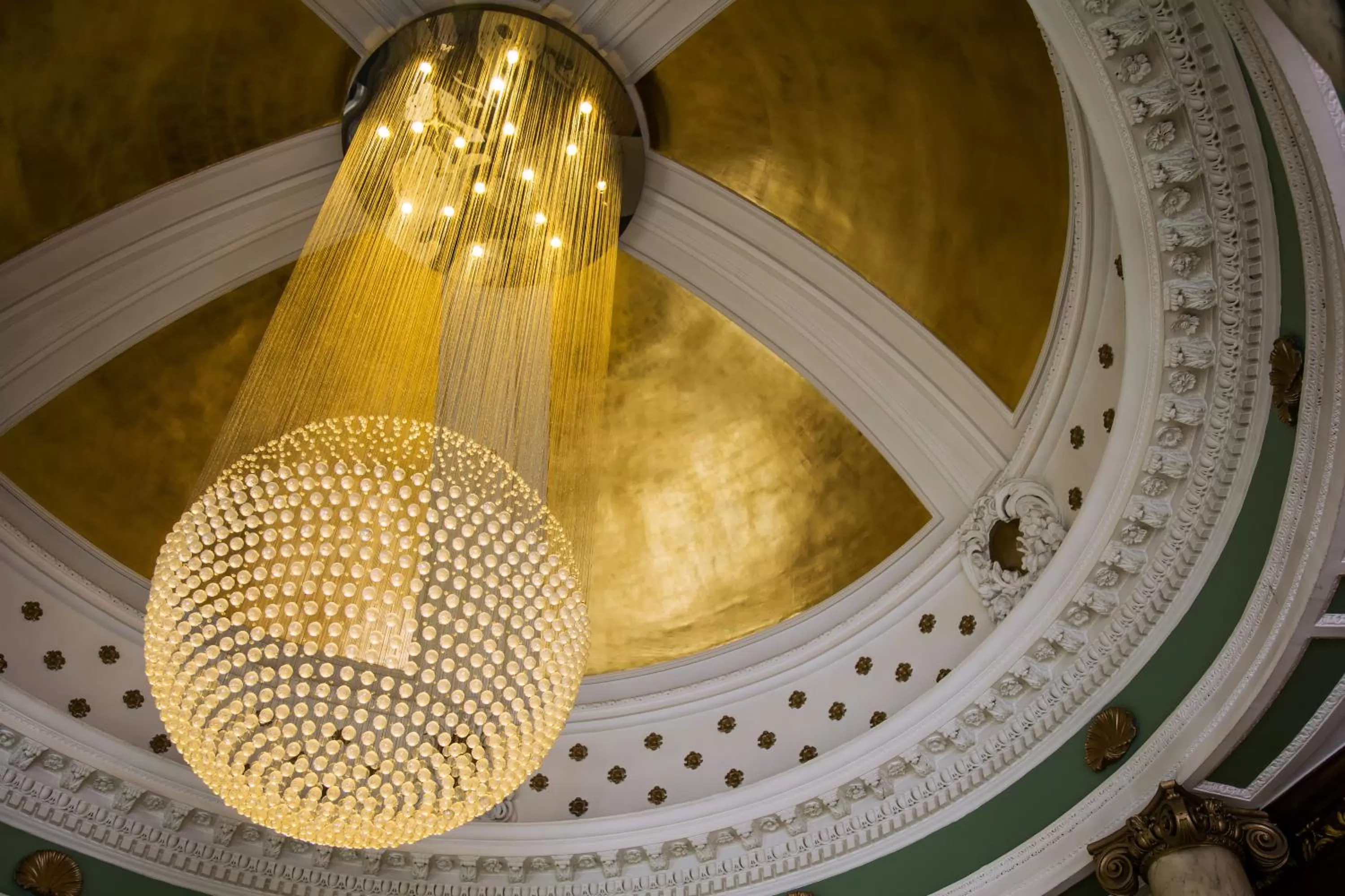 Lounge or bar in voco Grand Central Glasgow by IHG