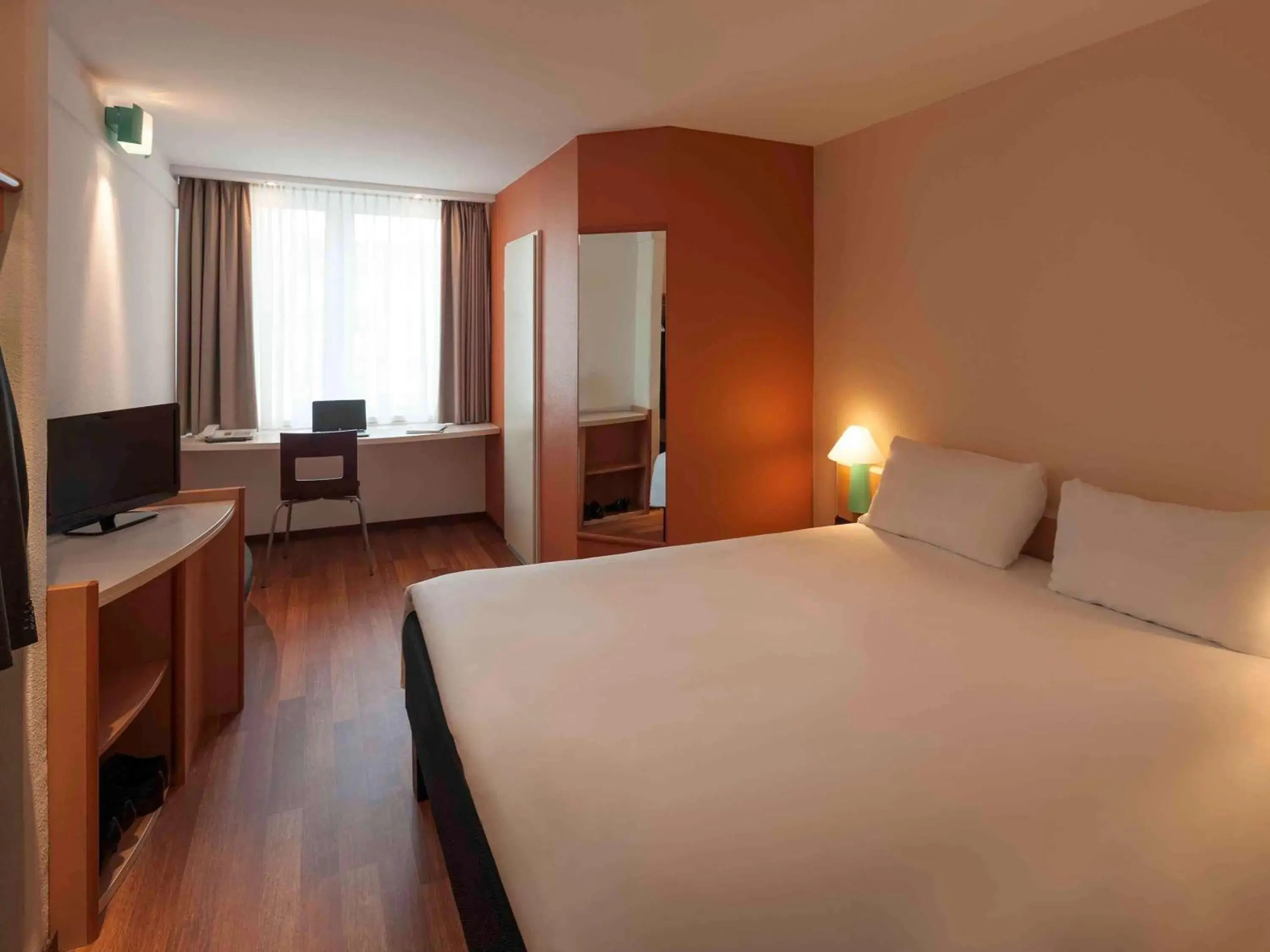 Photo of the whole room, Bed in Ibis Nuernberg Hauptbahnhof