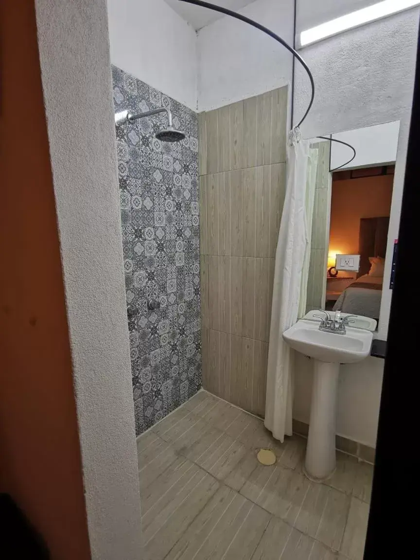 Shower, Bathroom in Hotel Punto 79