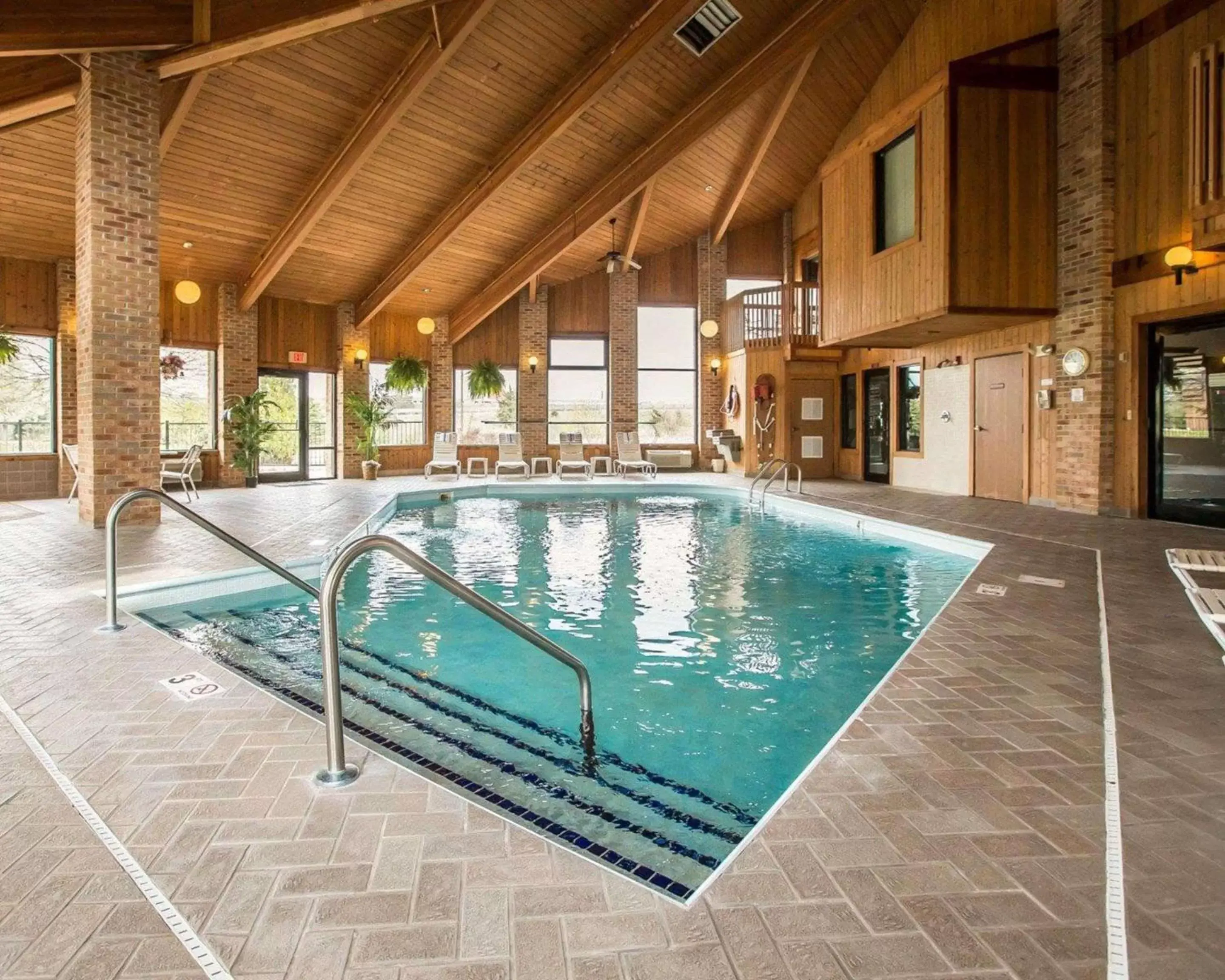 Swimming pool in Quality Inn Dundee Swimming pool in Quality Inn Dundee