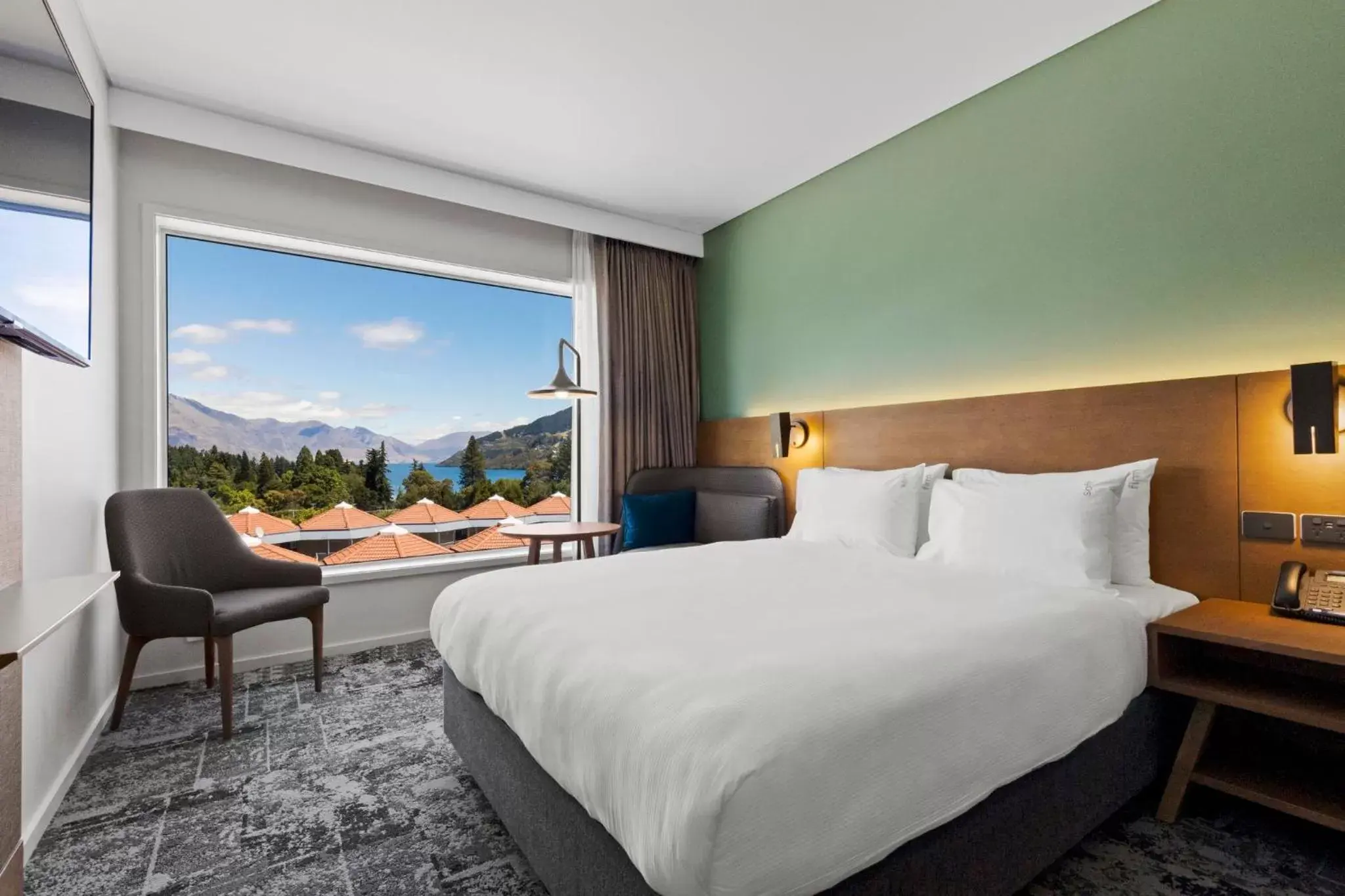 Photo of the whole room in Holiday Inn Express & Suites Queenstown, an IHG Hotel