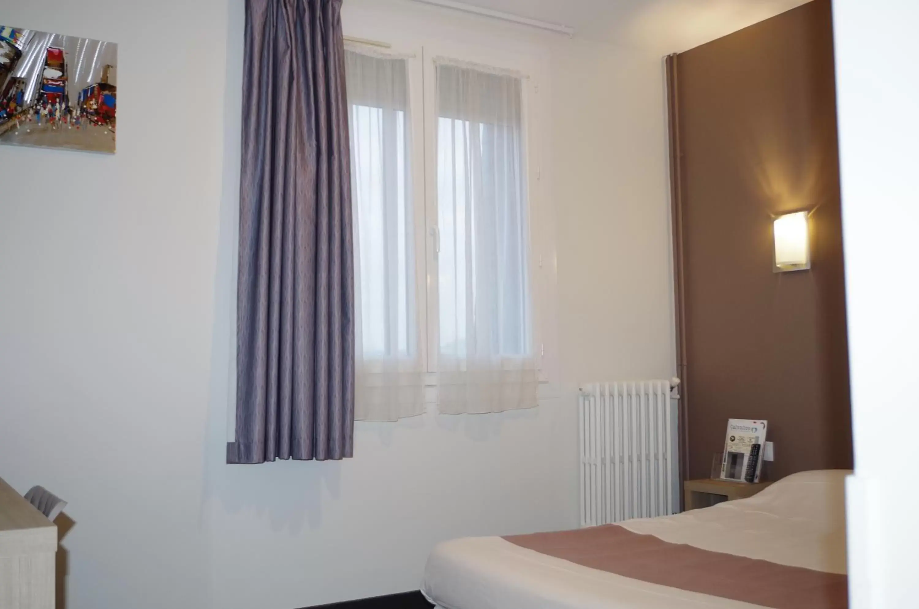 Photo of the whole room, Bed in The Originals City, Hôtel Le Savoy, Caen (Inter-Hotel)