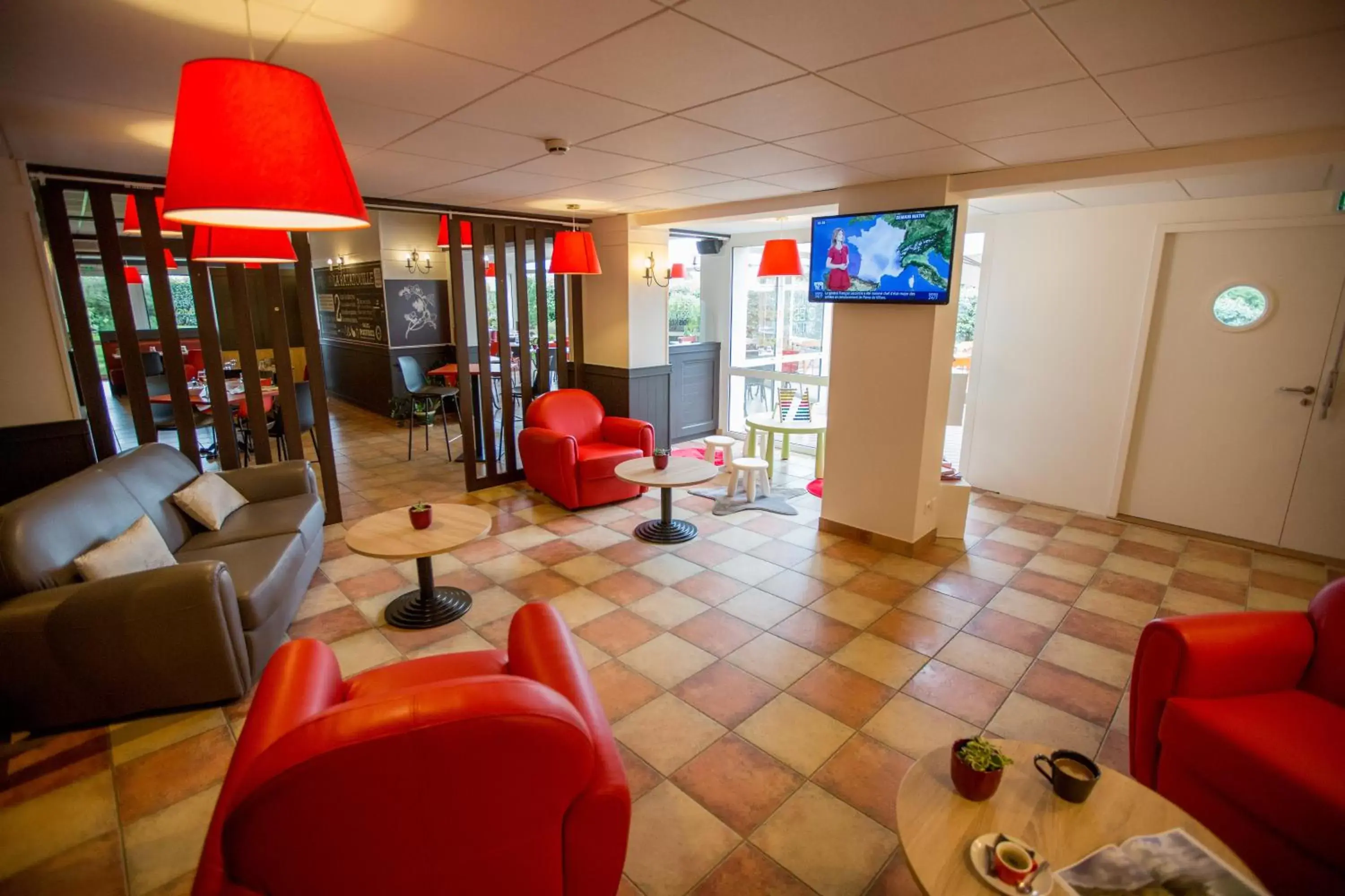 Communal lounge/ TV room in ibis Cherbourg La Glacerie