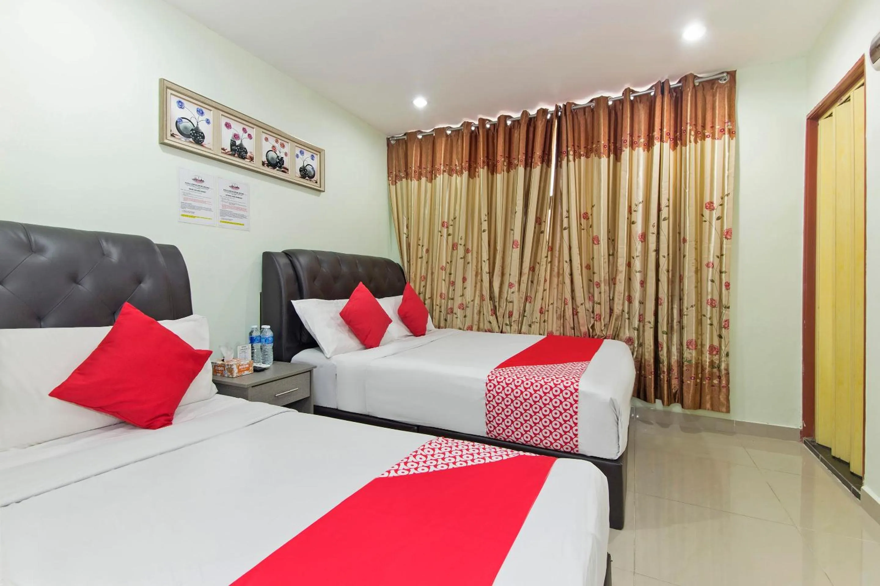 Bedroom, Bed in OYO 444 KL Empire Hotel