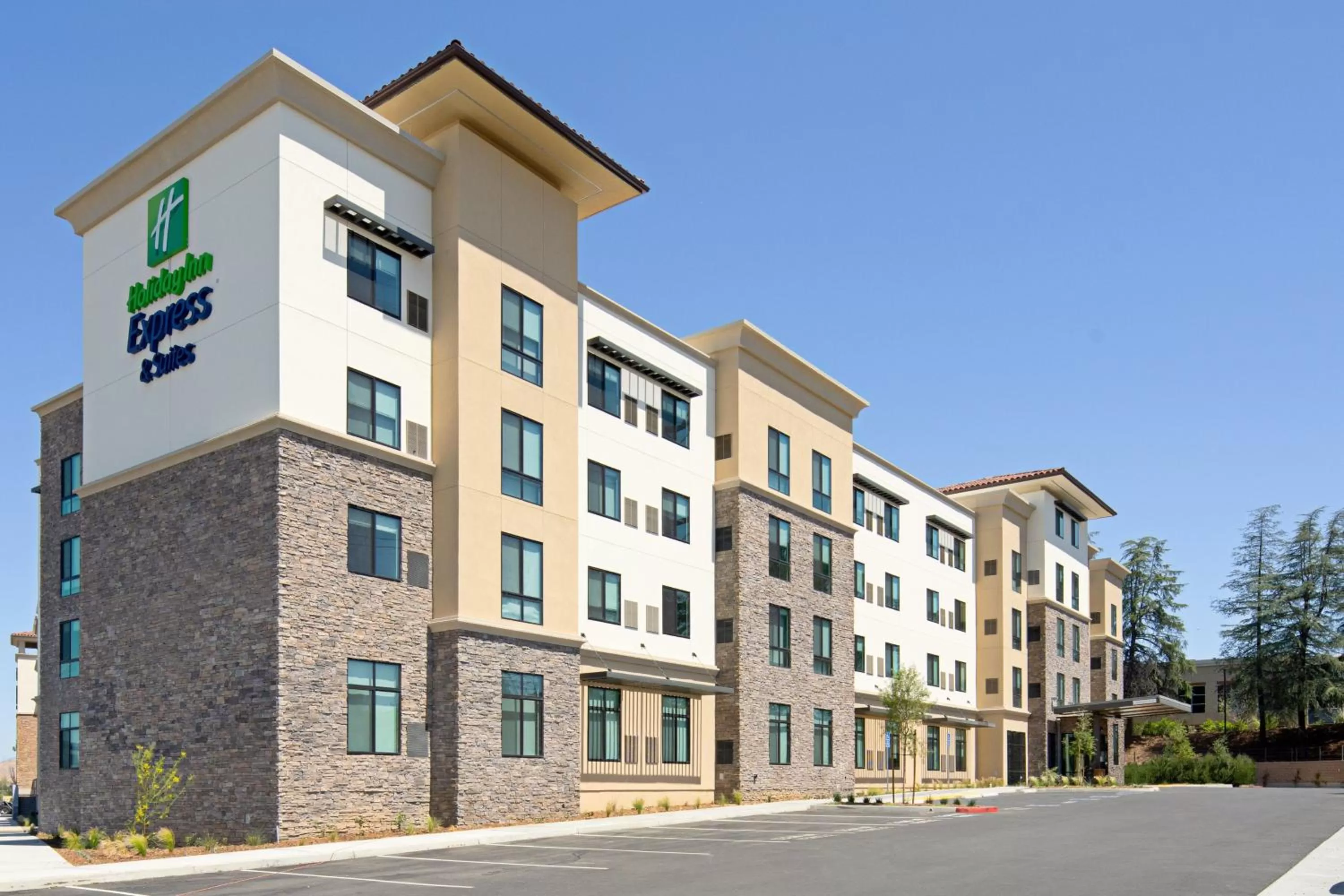 Property building in Holiday Inn Express & Suites - Valencia - Santa Clarita by IHG