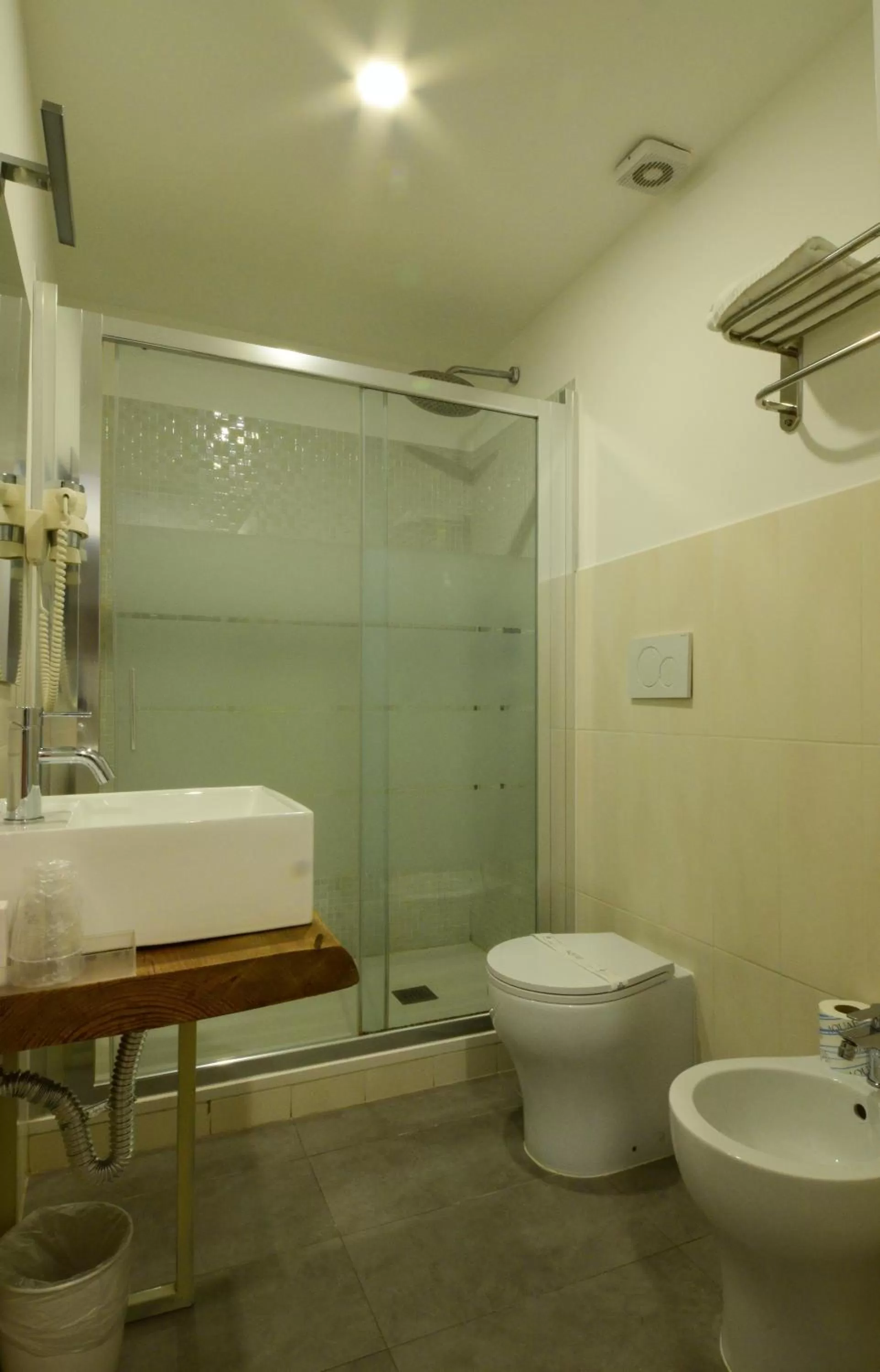 Shower in Spagna Ave