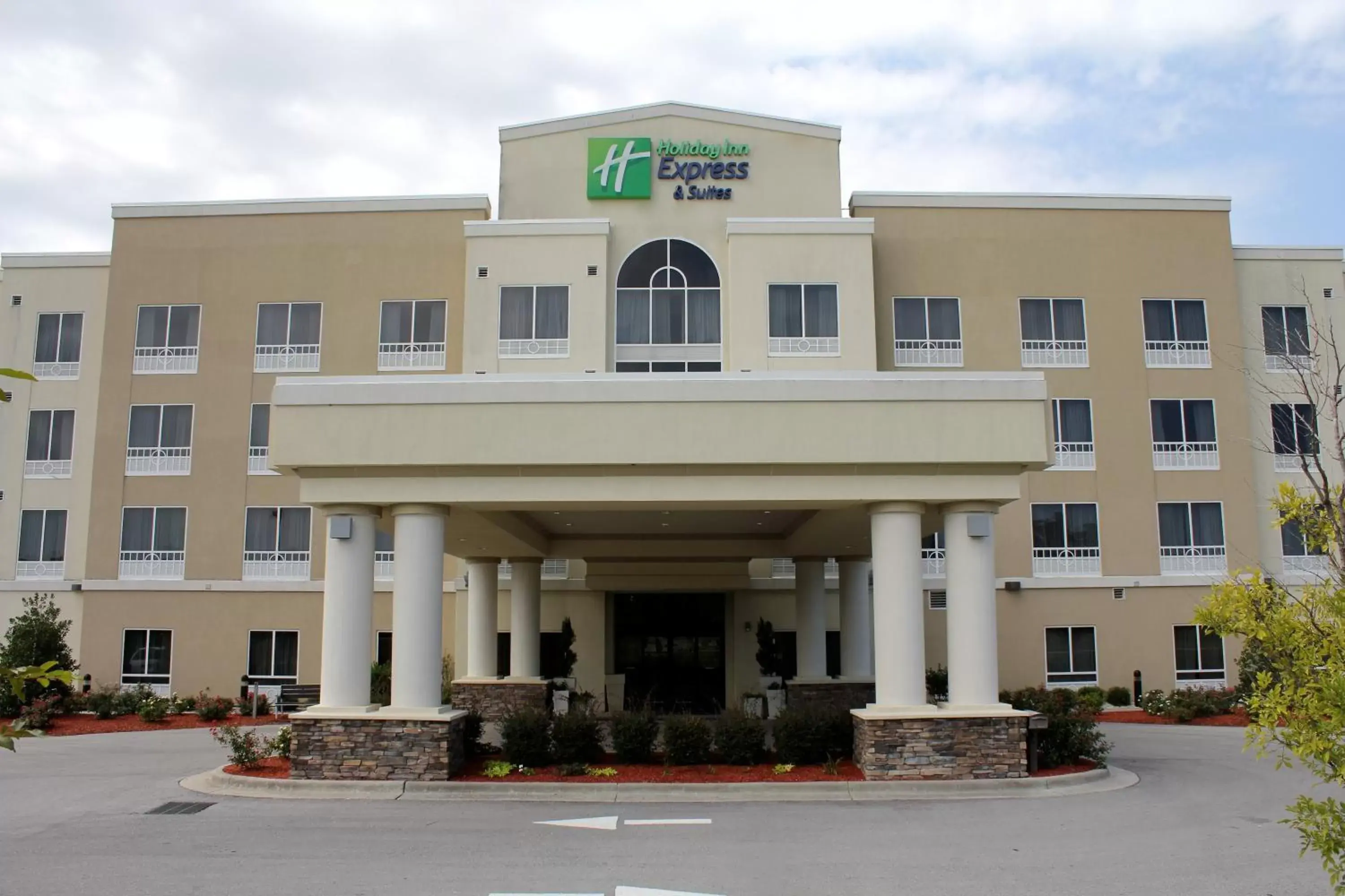 Property Building in Holiday Inn Express & Suites Havelock Northwest New Bern, an IHG Hotel