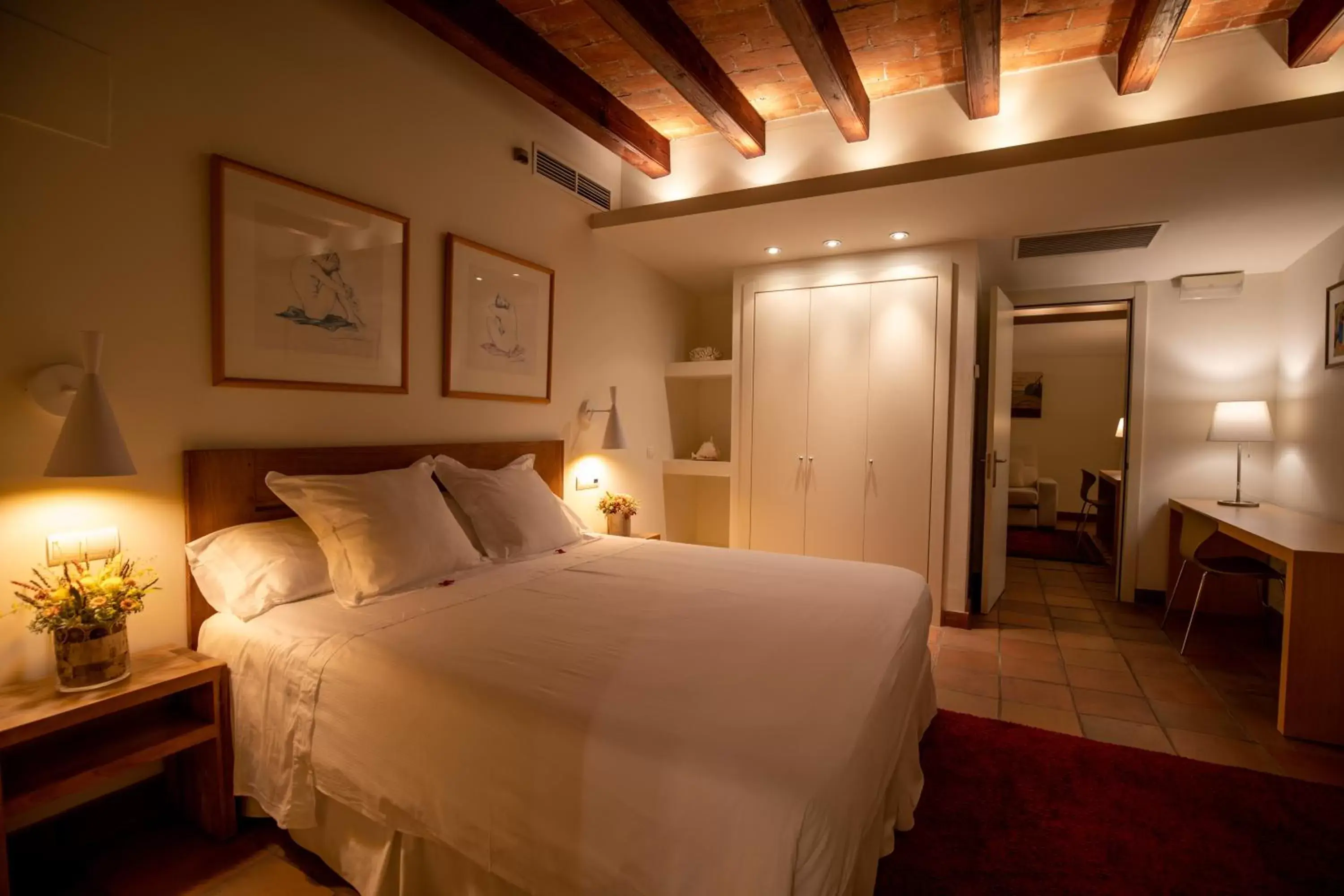 Photo of the whole room, Bed in Hotel Tancat de Codorniu