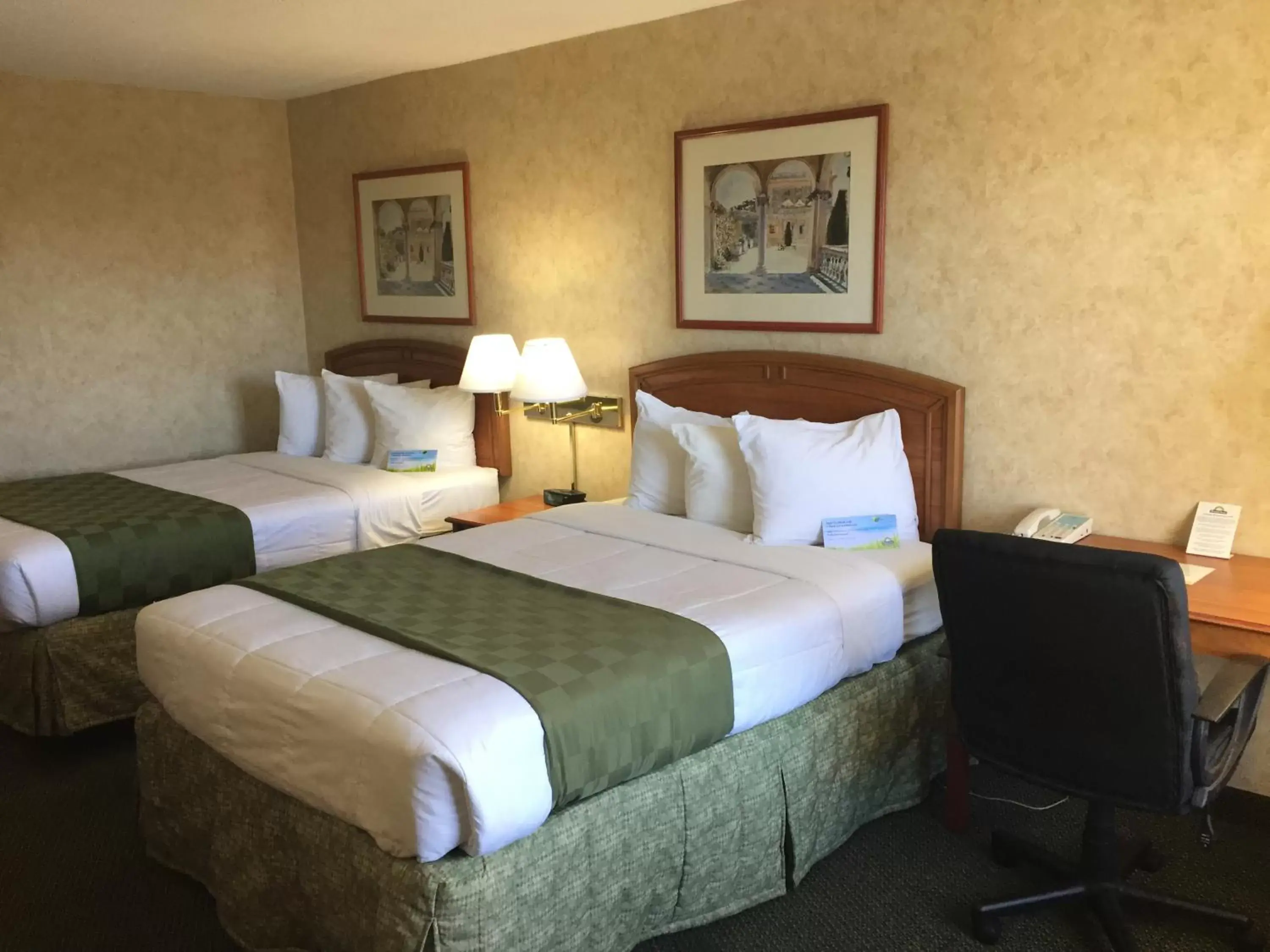 Bed in Days Inn & Suites by Wyndham Albuquerque North