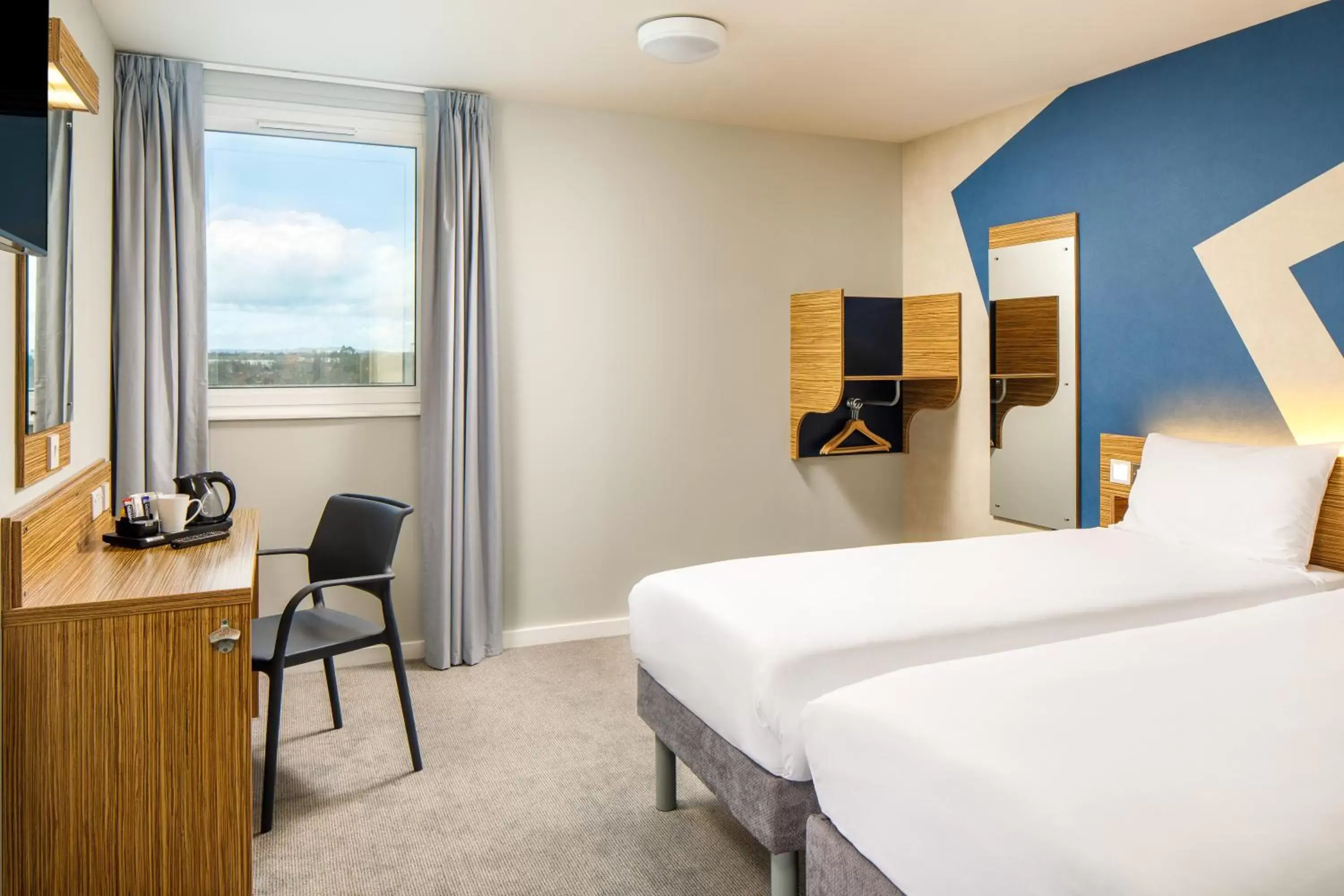 Photo of the whole room, Bed in ibis budget London Heathrow Central