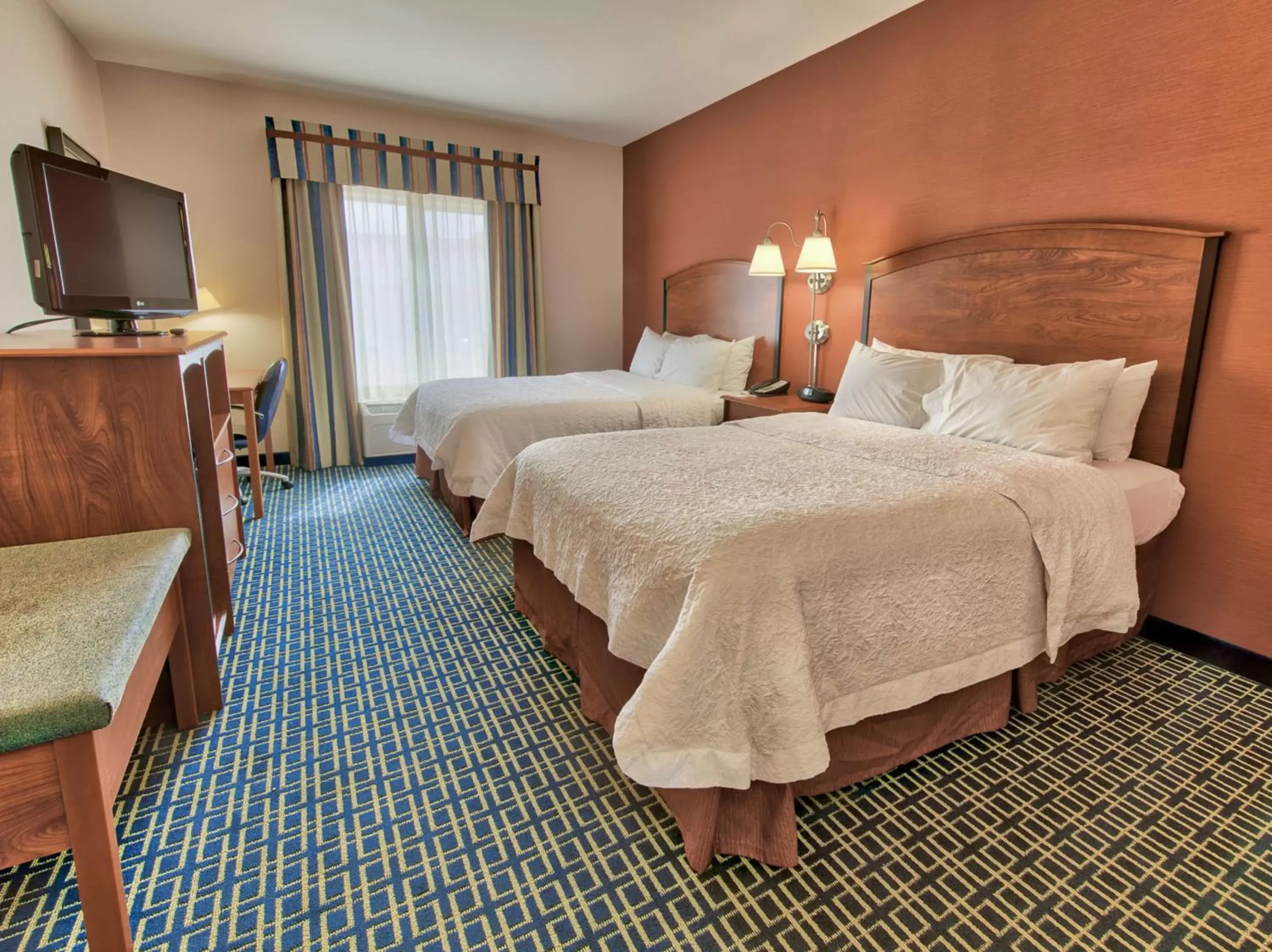 Bed in Hampton Inn & Suites Ridgecrest