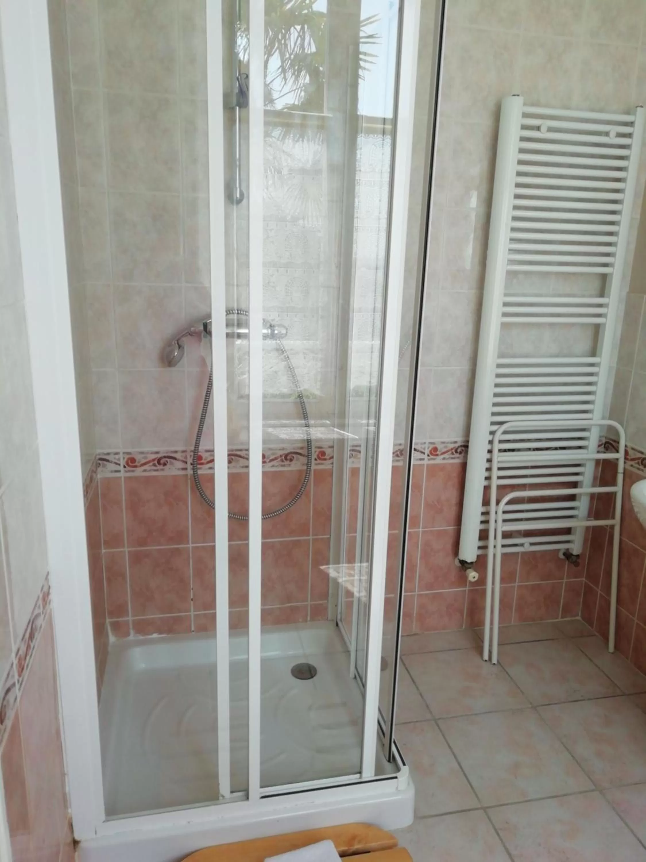 Shower, Bathroom in Vue sur la Rance