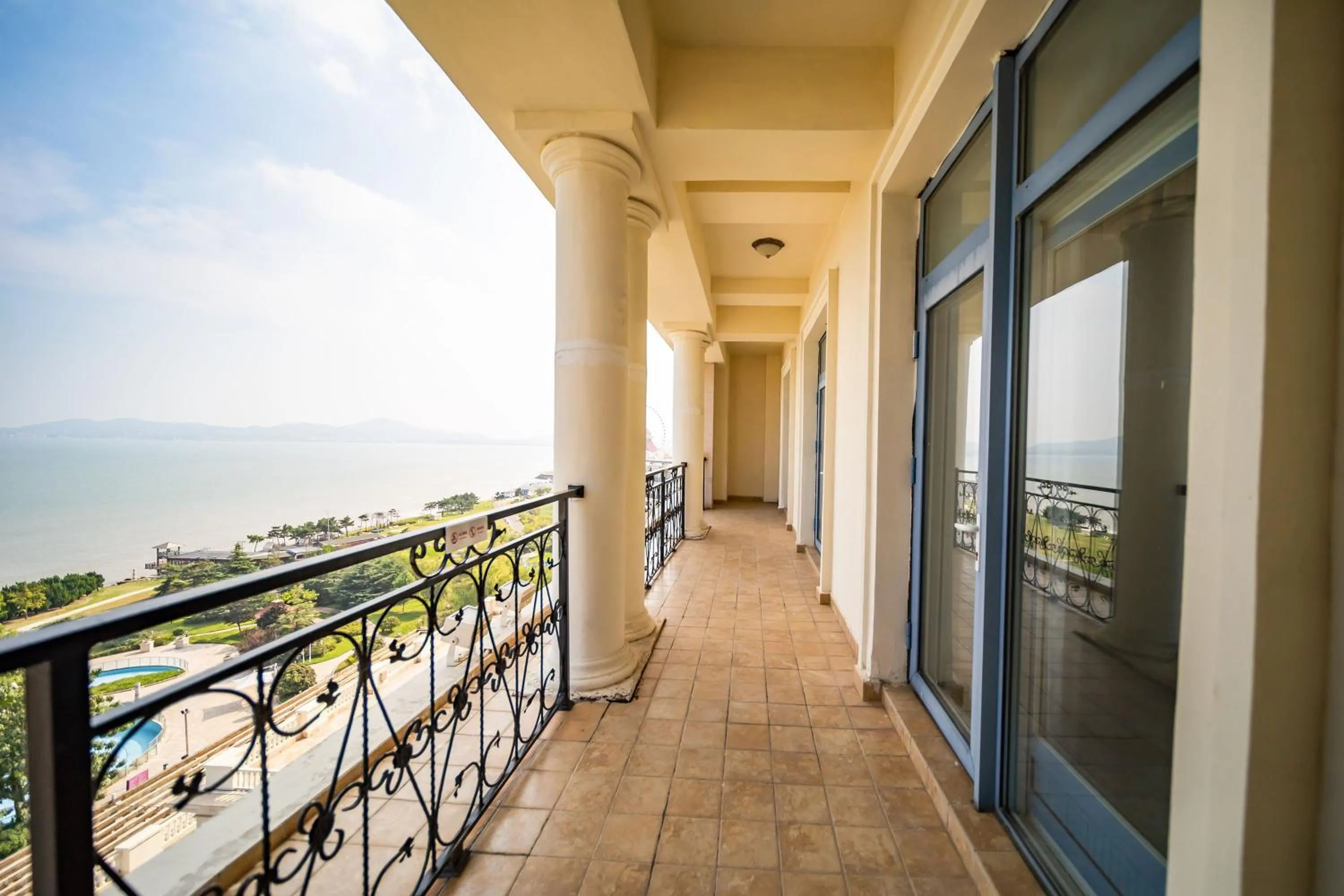 Photo of the whole room in Crowne Plaza Ocean Spring Resort by IHG