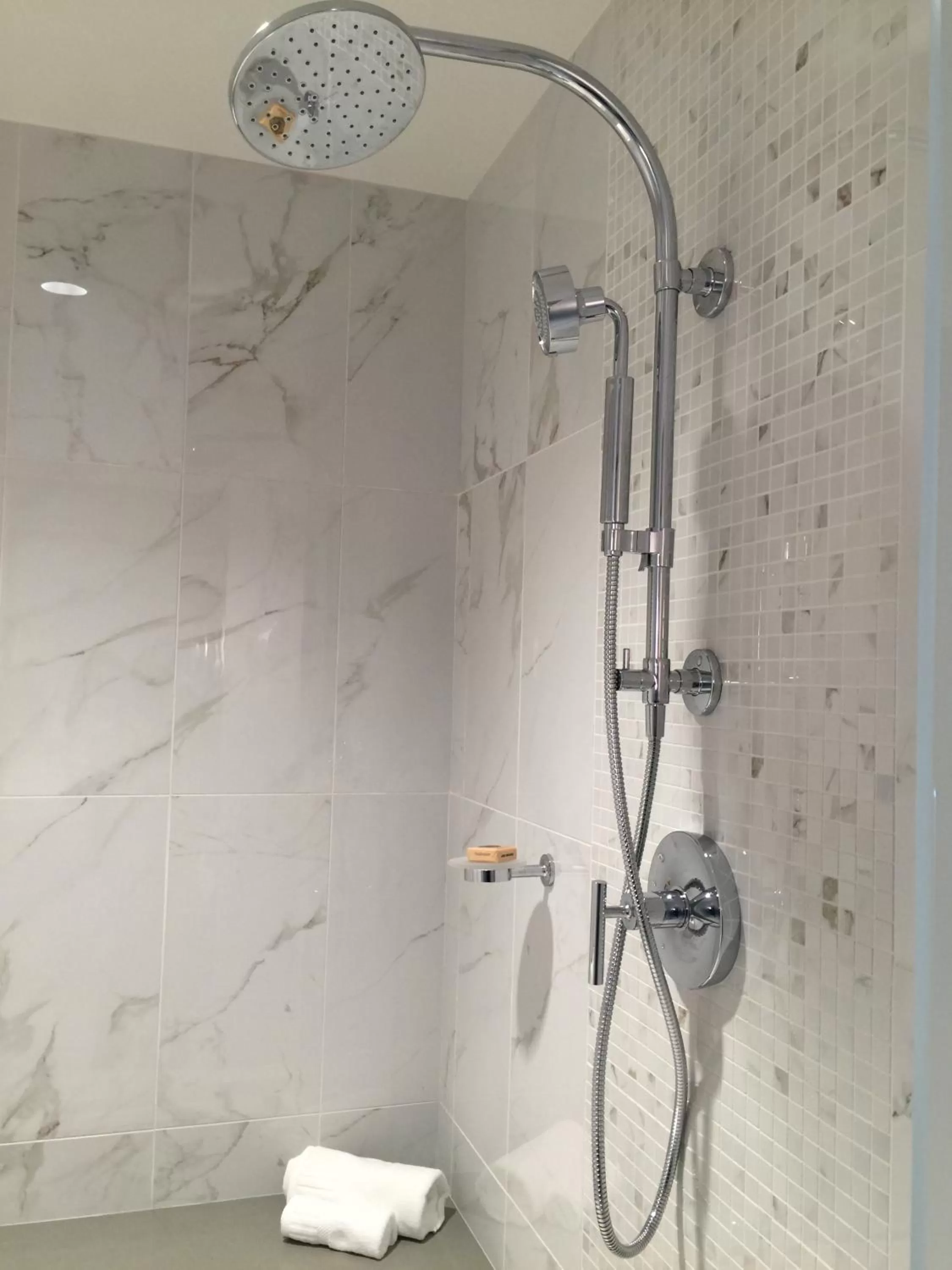 Shower in Parkwest Bicycle Casino