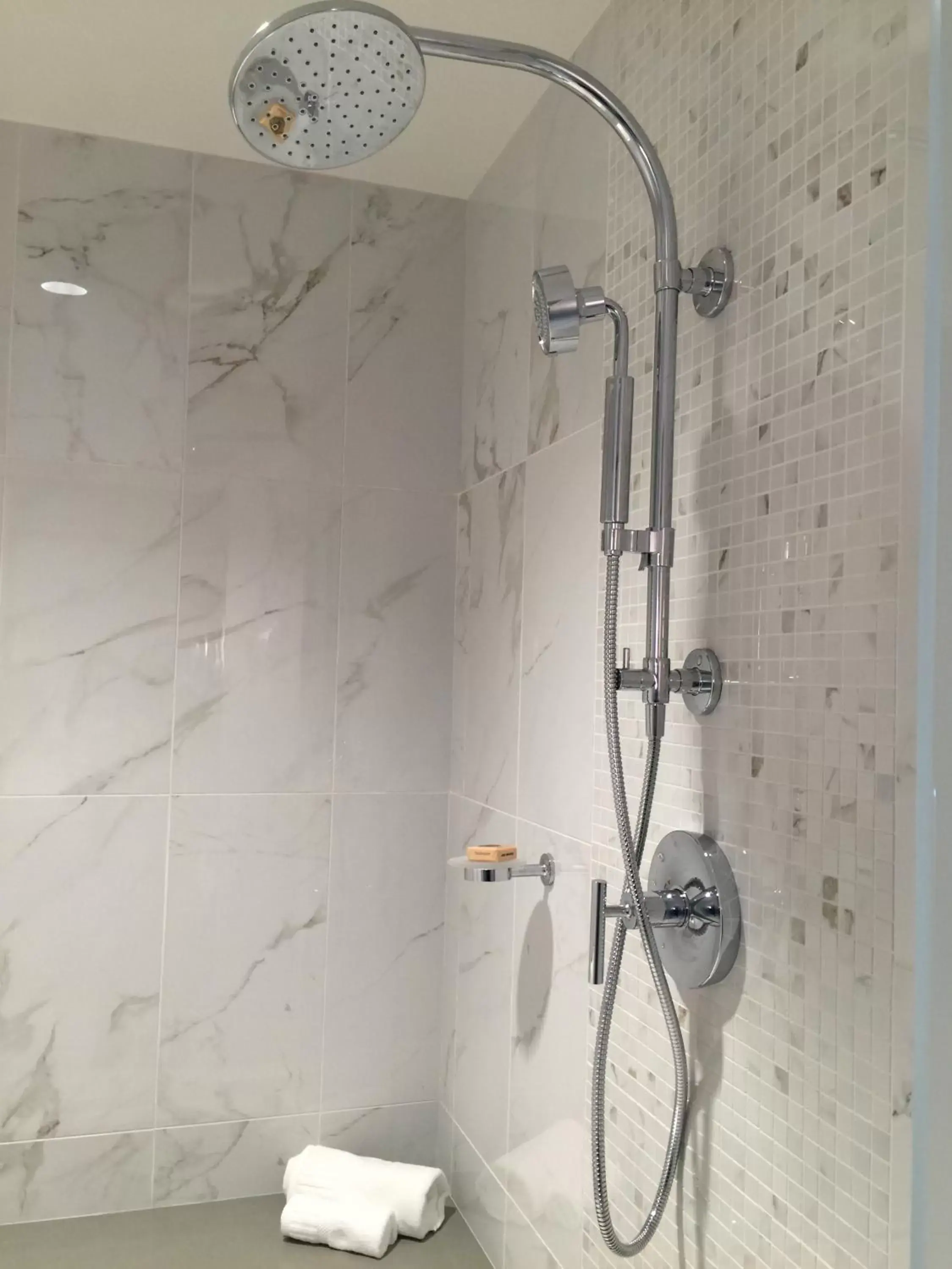 Shower, Bathroom in Parkwest Bicycle Casino