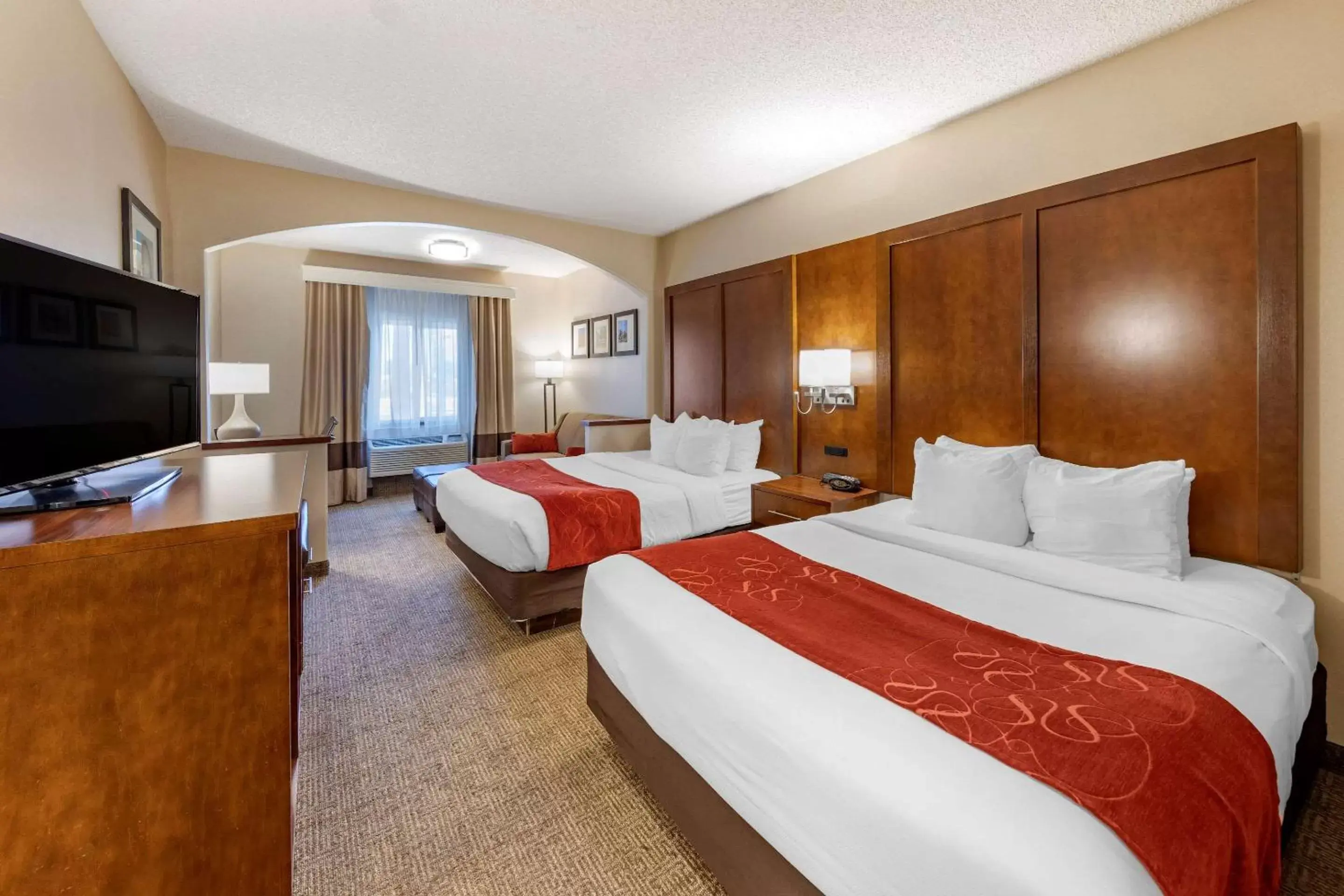 Photo of the whole room, Bed in Comfort Suites Near Six Flags Magic Mountain