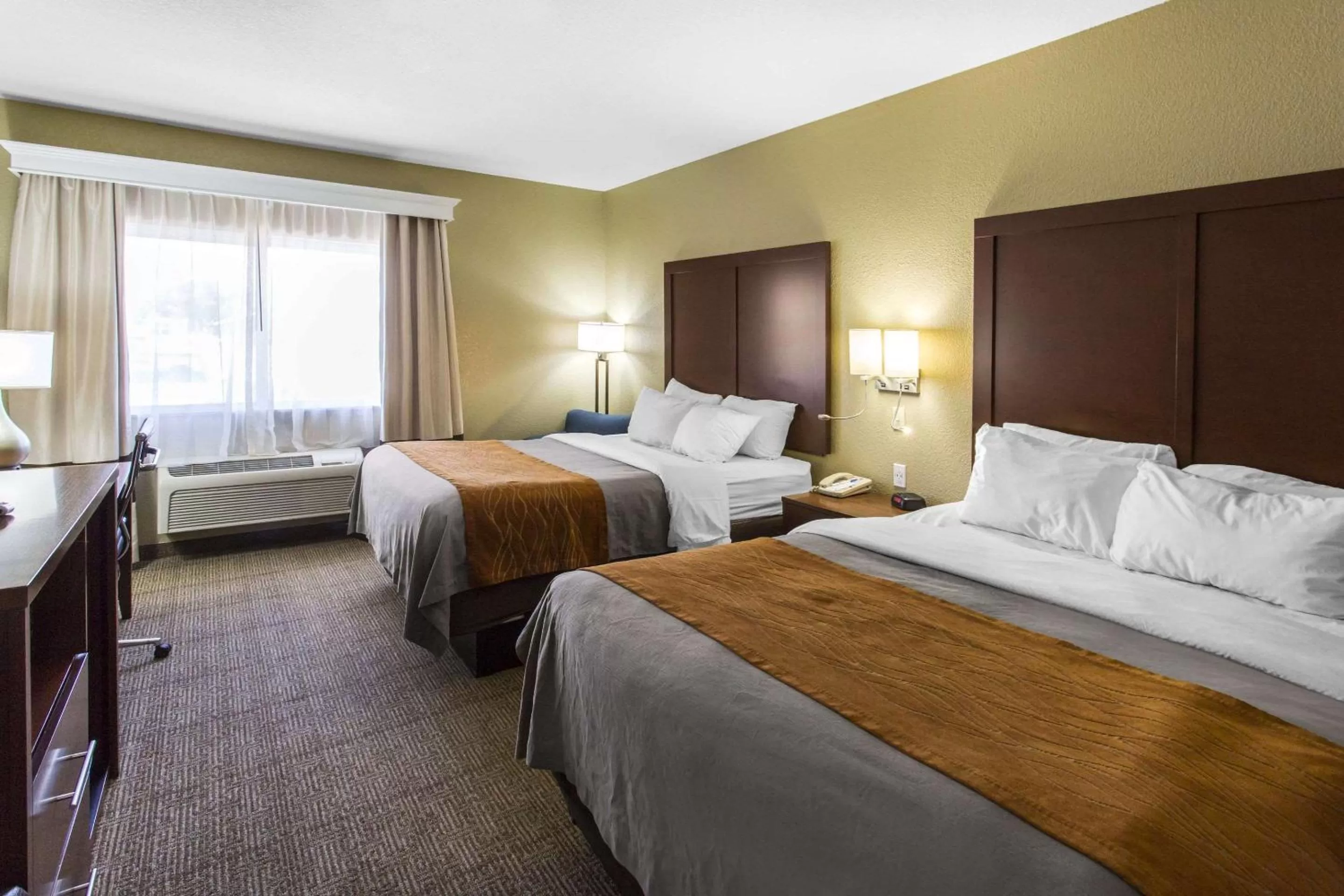 Photo of the whole room, Bed in Comfort Inn & Suites