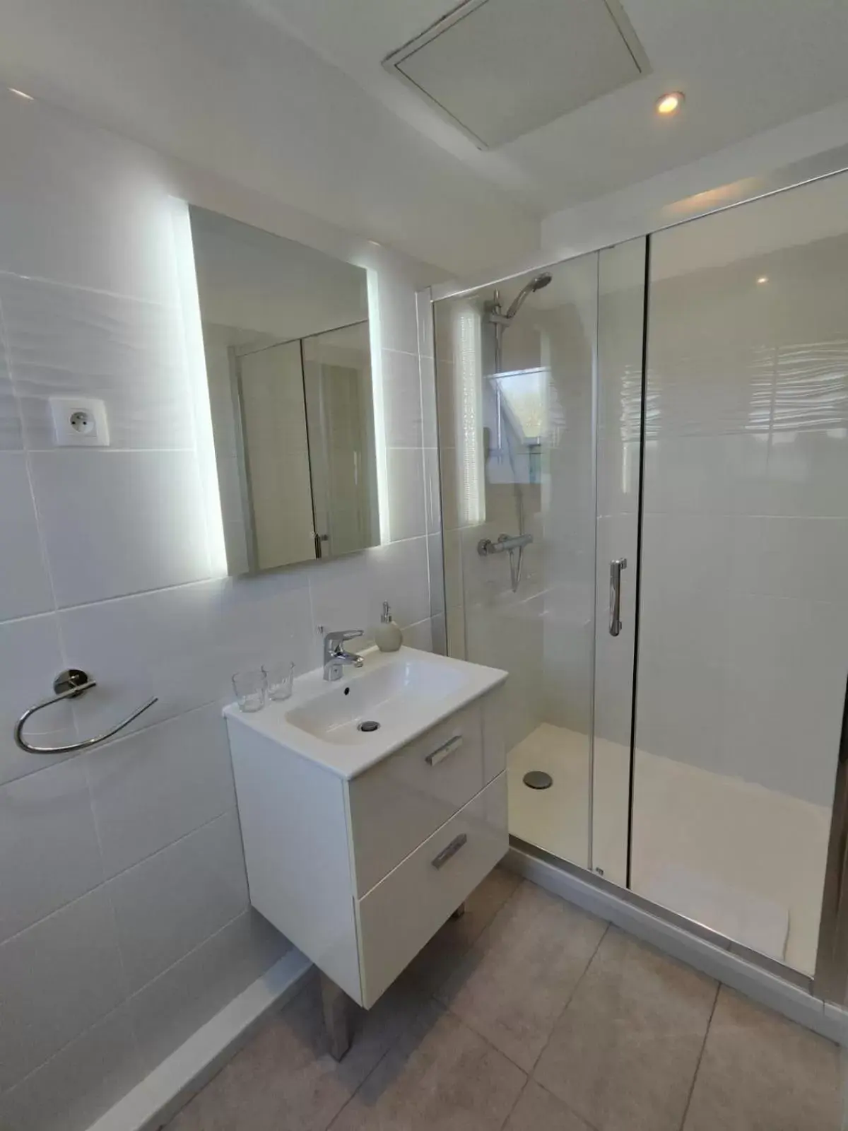 Shower, Bathroom in Hotel De La Porte Saint-Malo