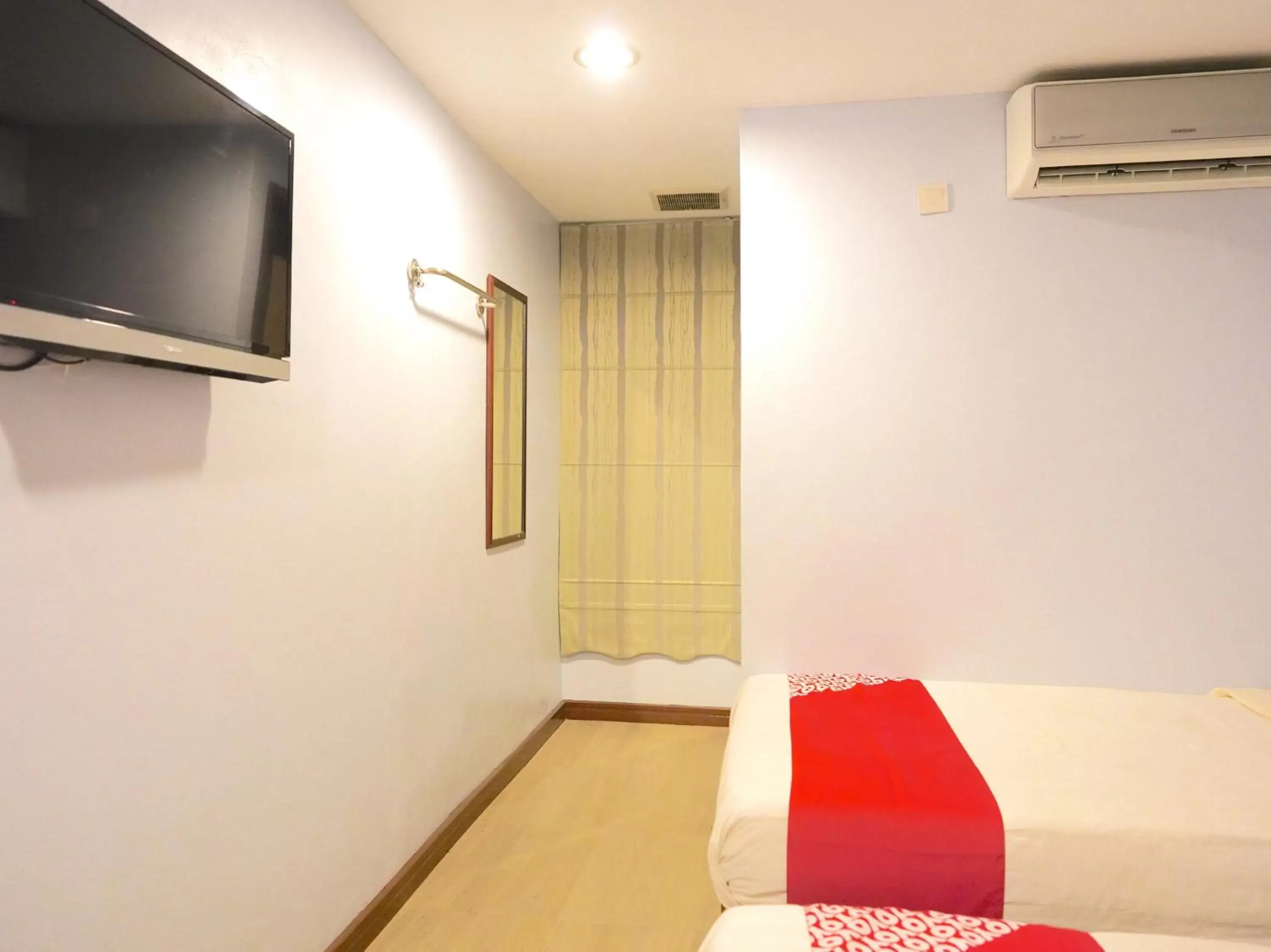 Bedroom, TV/Entertainment Center in OYO 89544 Utama Inn