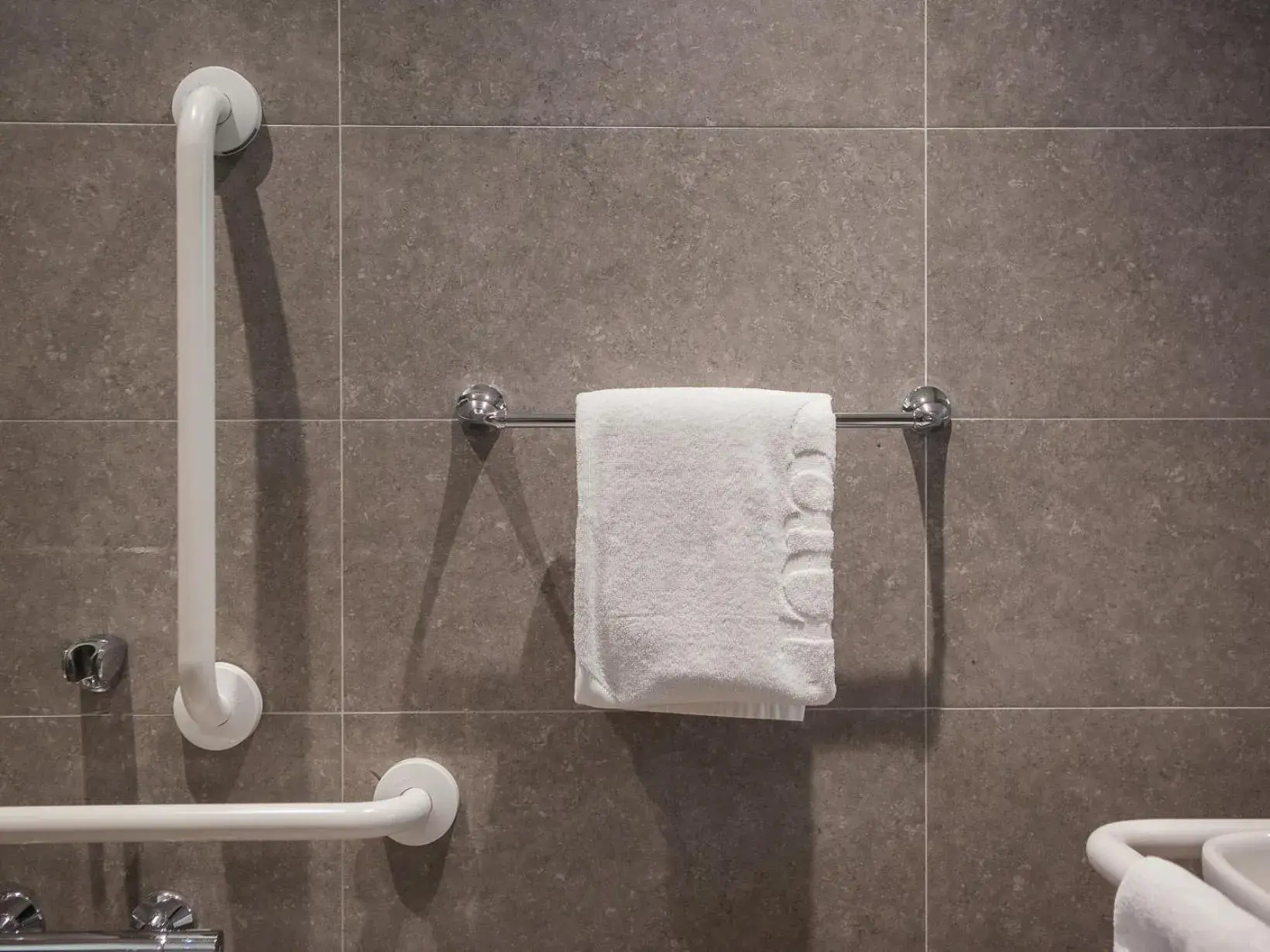 Bathroom in Hôtel de Ľeau