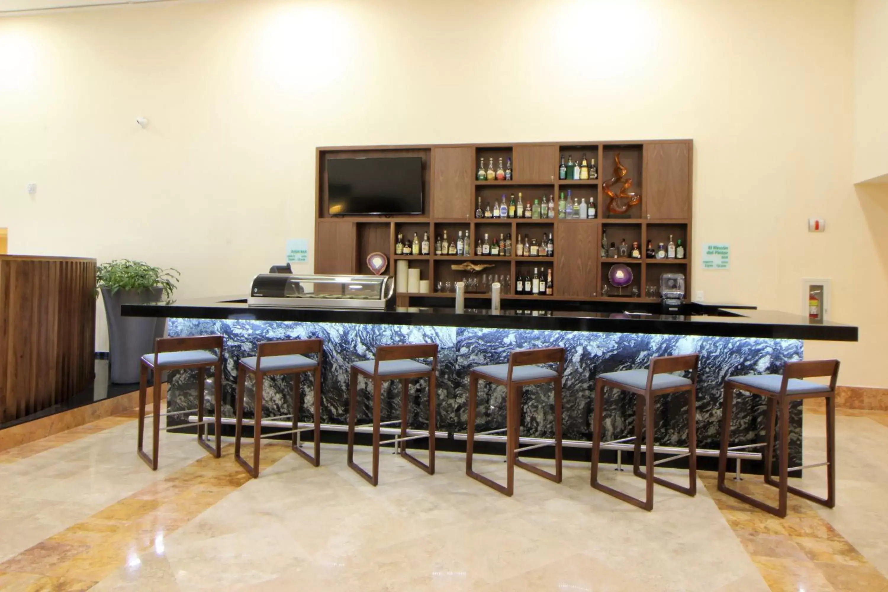 Lounge or bar, Lounge/Bar in Holiday Inn Monterrey Valle, an IHG Hotel